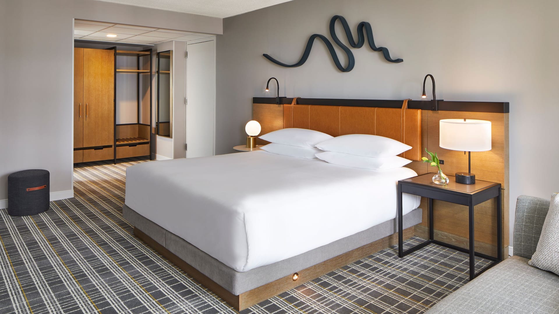 4 из 6 Hyatt Regency Atlanta Atlra Crown Suite Bedroom Wardrobe