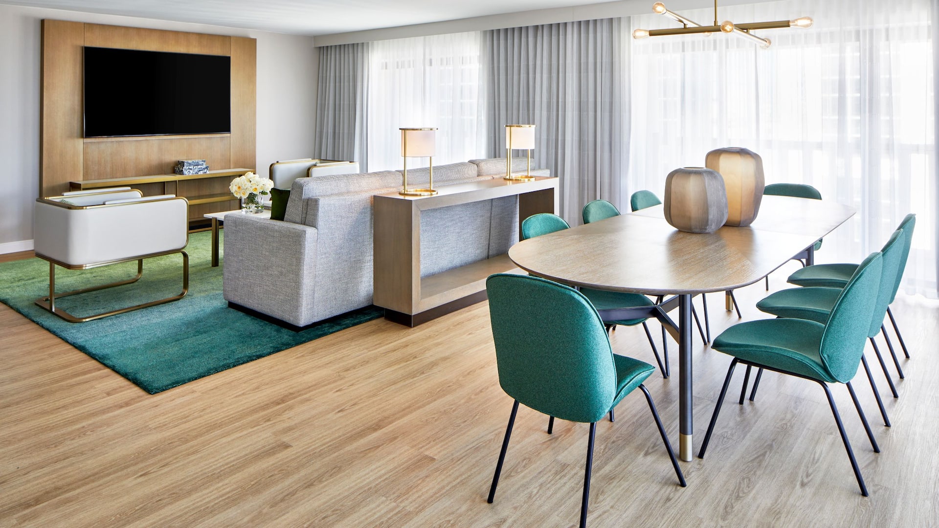 2 из 10 Hyatt Regency Atlanta Deluxe Suite Dining Area