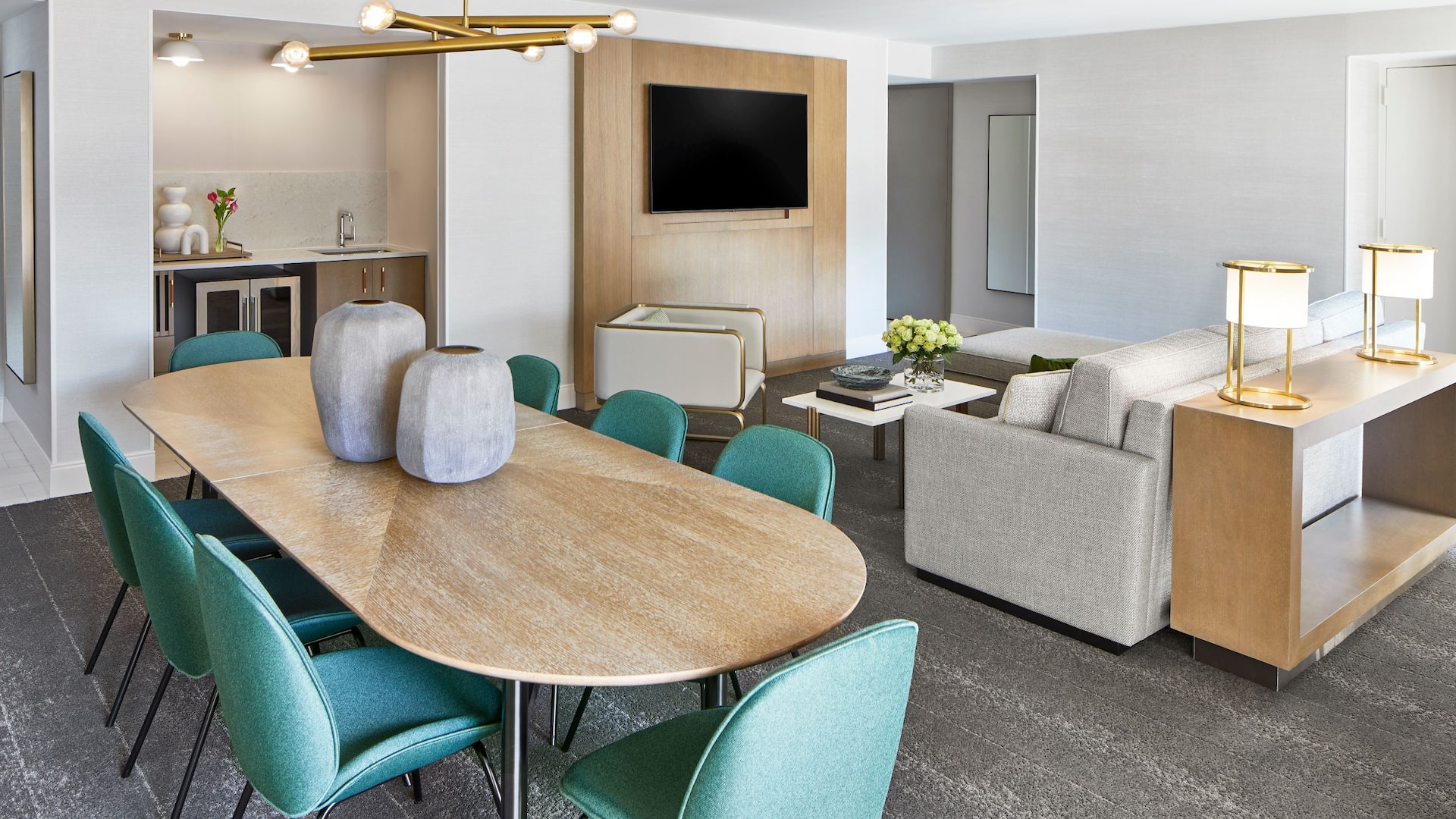 2 из 4 Hyatt Regency Atlanta International Suite Dining Area