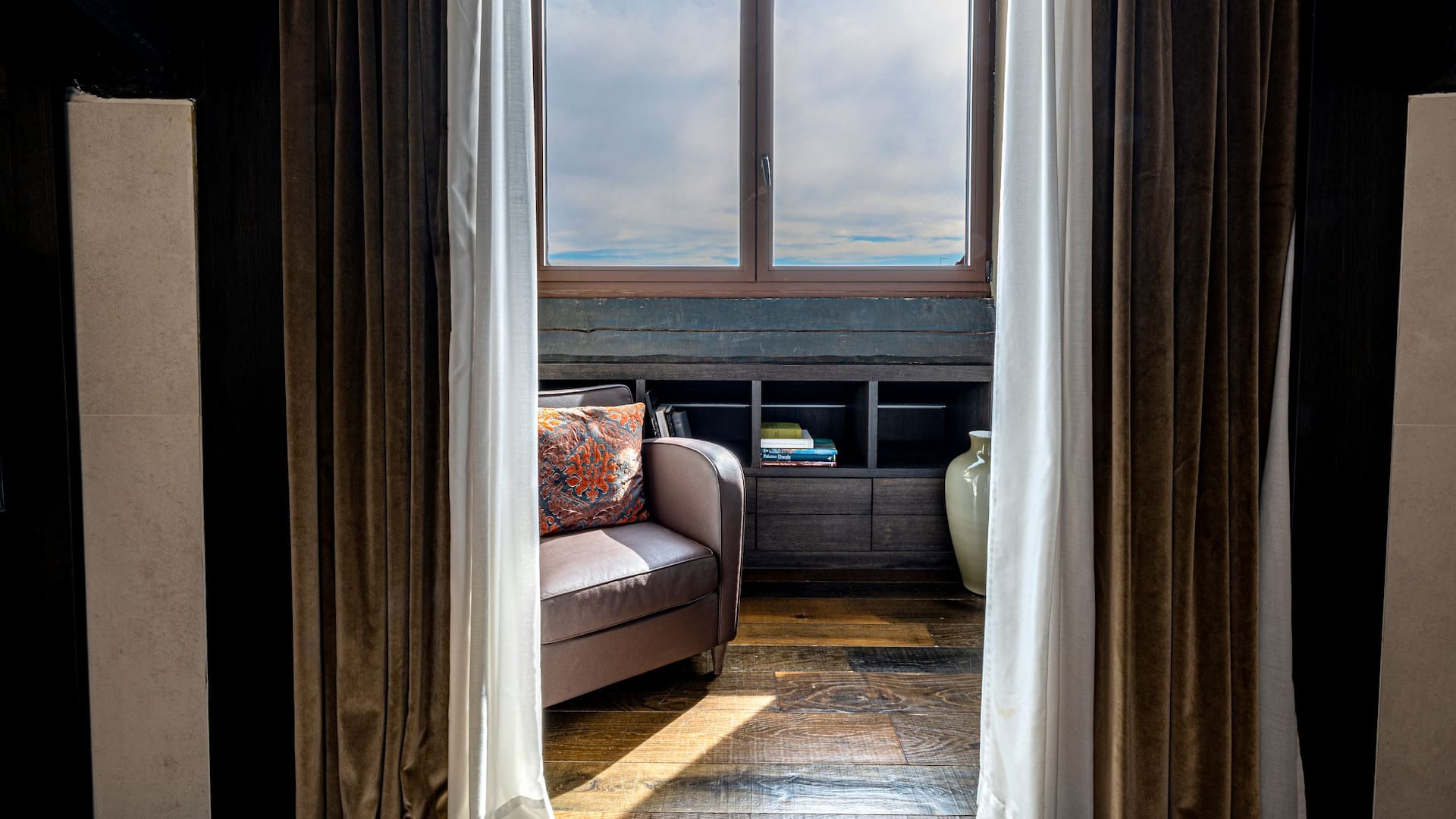 3 de 7 Hyatt Centric Murano Venice Bedroom Nook Chair