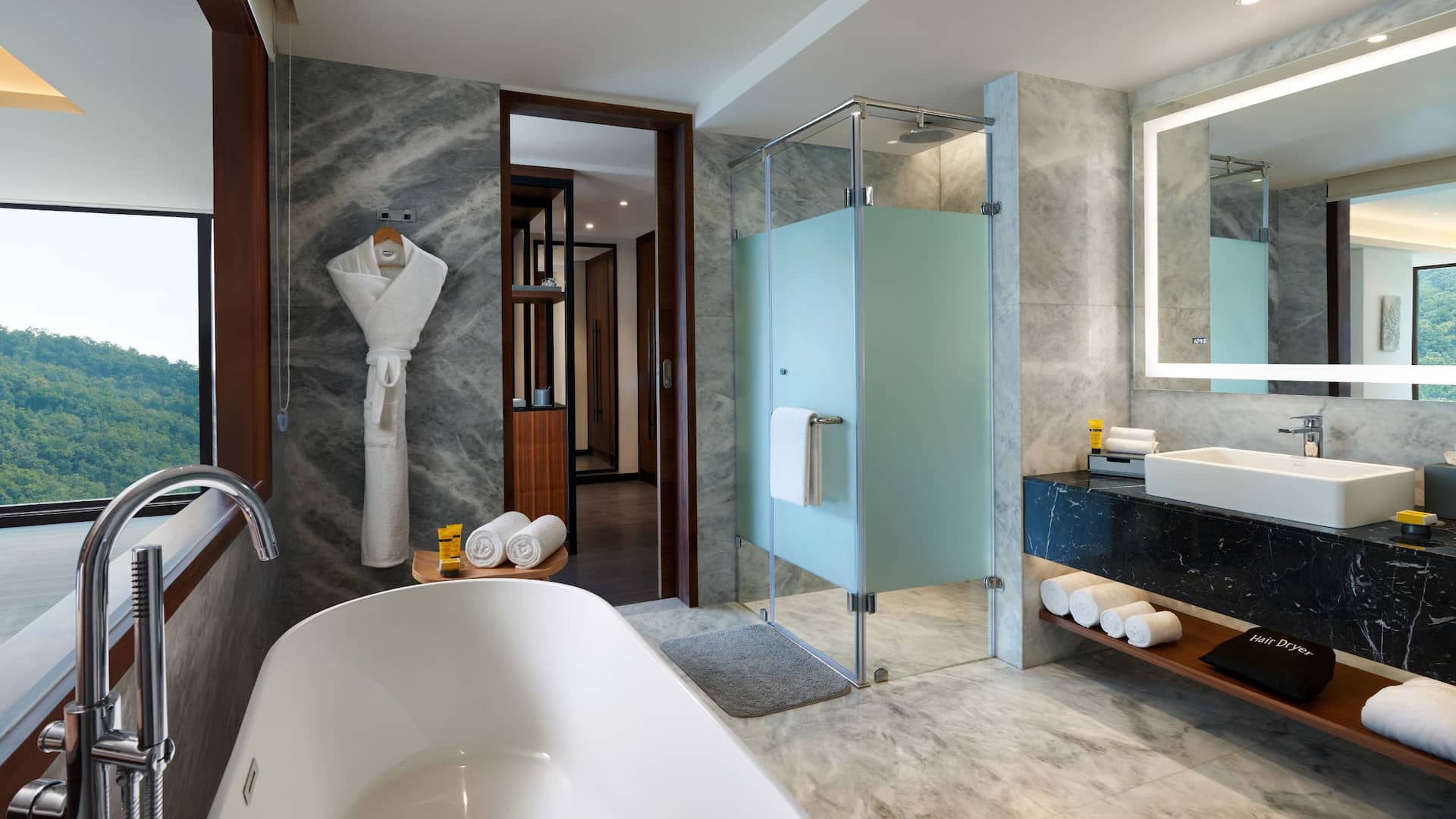 2 de 4 Hyatt Regency Dehradun Regency Suite Bathroom Bathtub Shower