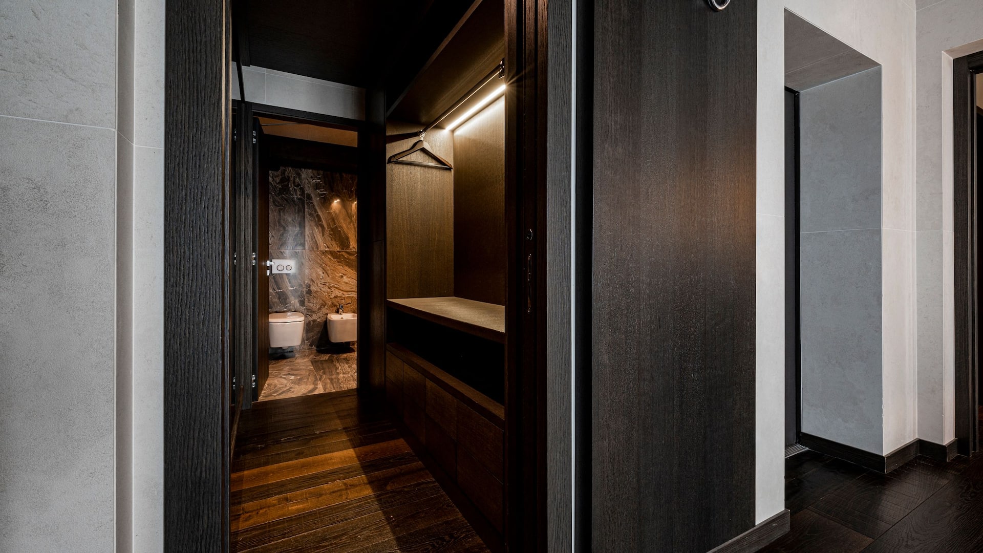 6 de 7 Hyatt Centric Murano Venice Riva Suite Walk In Closet