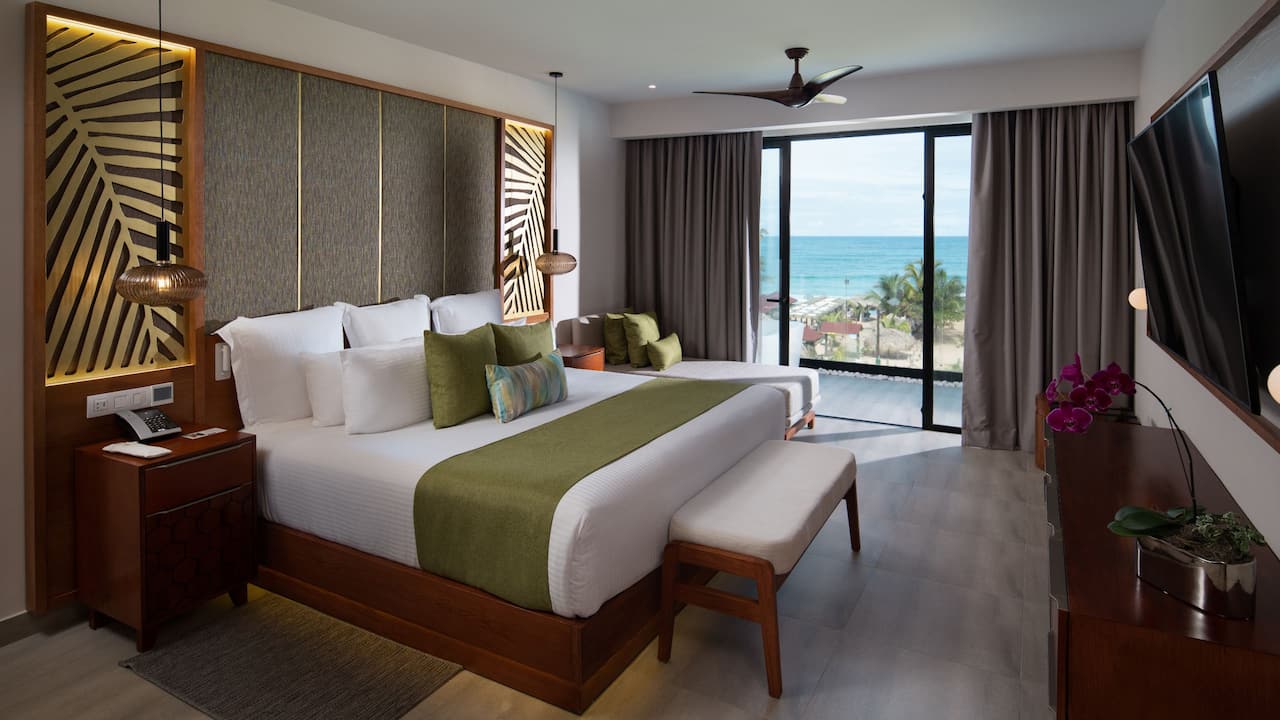 https://assets.hyatt.com/content/dam/hyatt/hyattdam/images/2022/04/29/1652/DRMPC-P0019-Preferred-Club-Presidential-Suite-Rooftop-Ocean-Front-Bedroom.jpg/DRMPC-P0019-Preferred-Club-Presidential-Suite-Rooftop-Ocean-Front-Bedroom.16x9.jpg?imwidth=1280