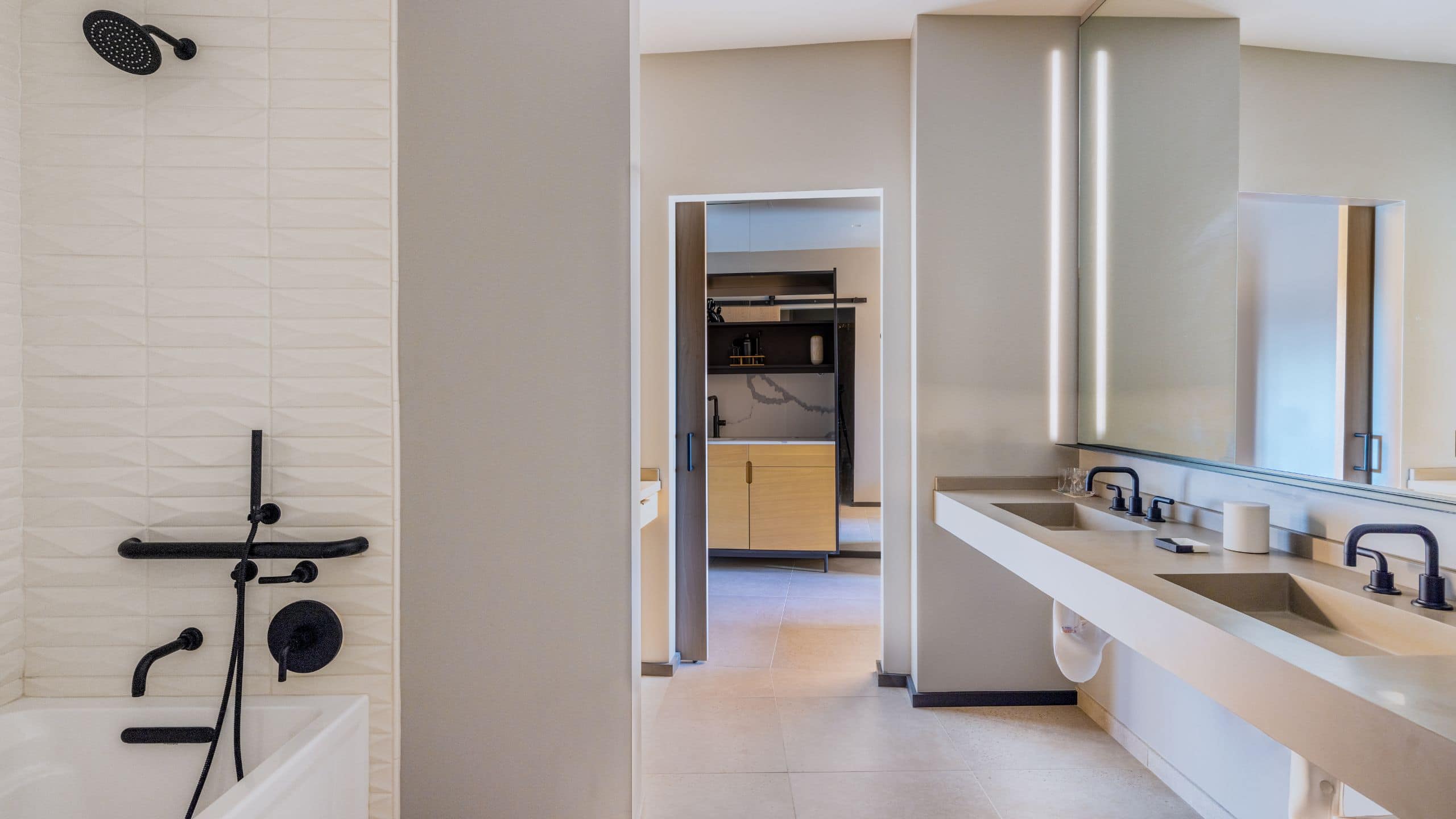 2 von 5 The Shay Ada King Suite Bathroom