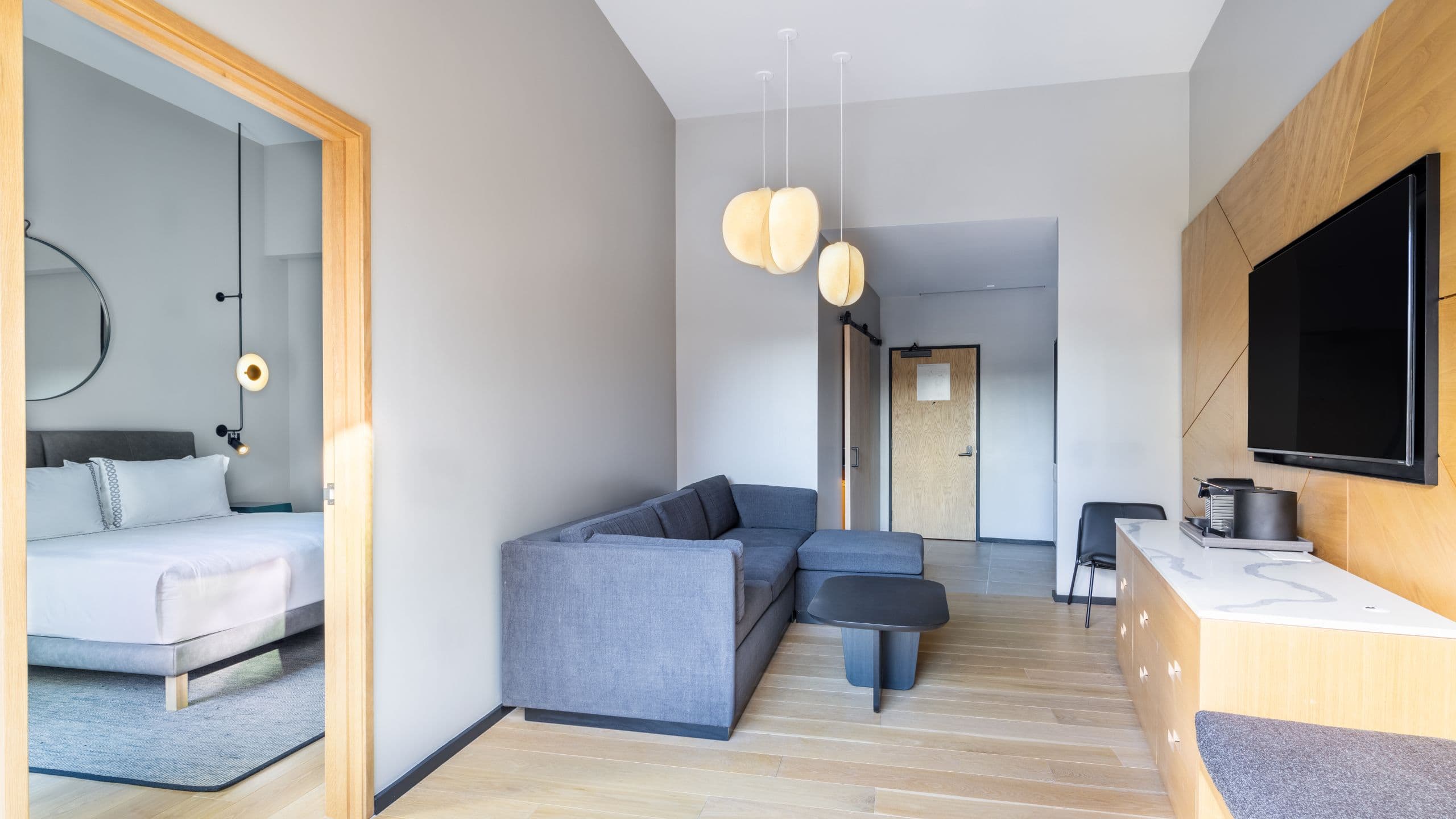 3 von 5 The Shay Askt 231 Ada King Suite Entry Living Room