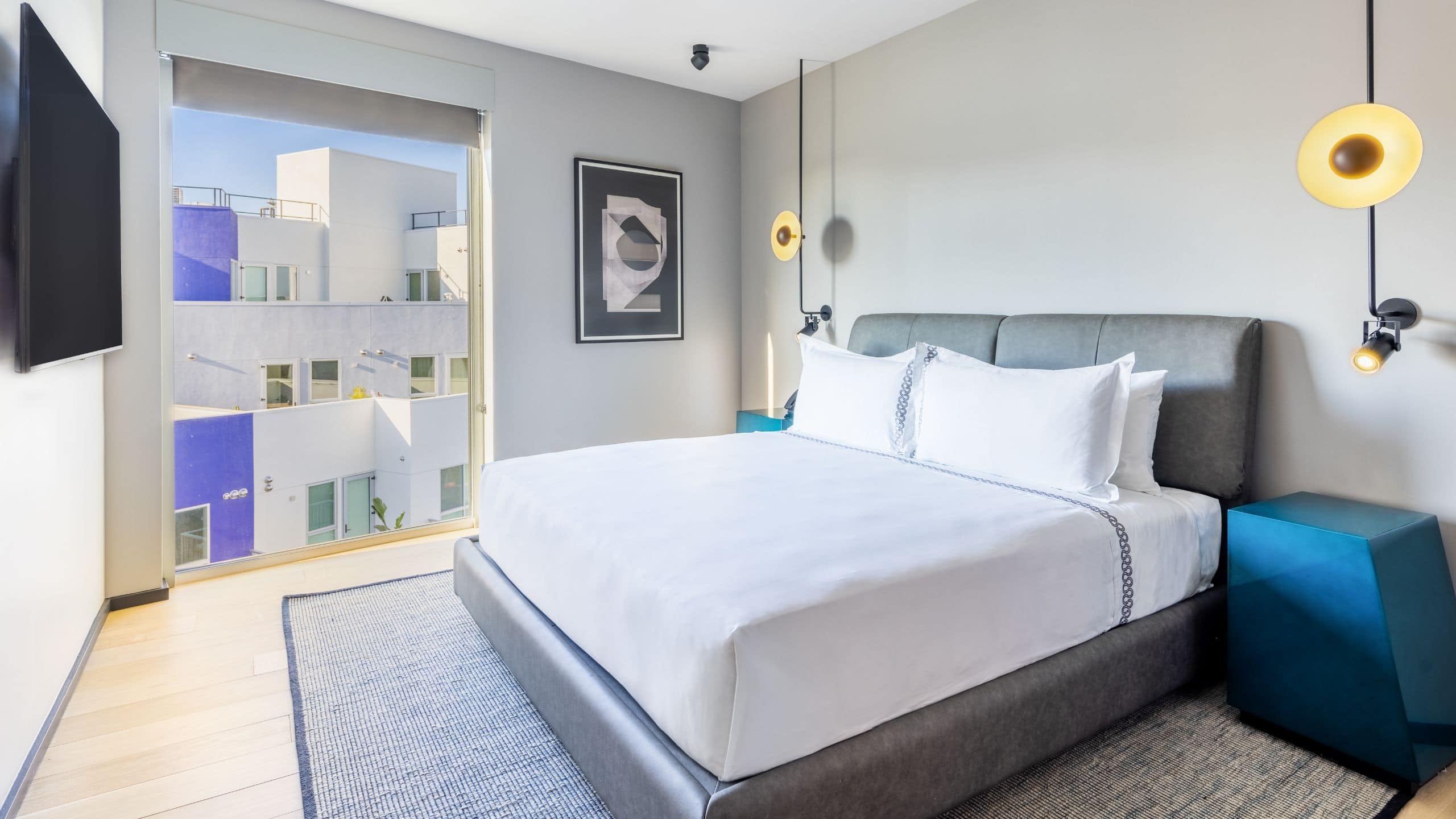 3 von 5 The Shay Prem Premium King Suite Bedroom