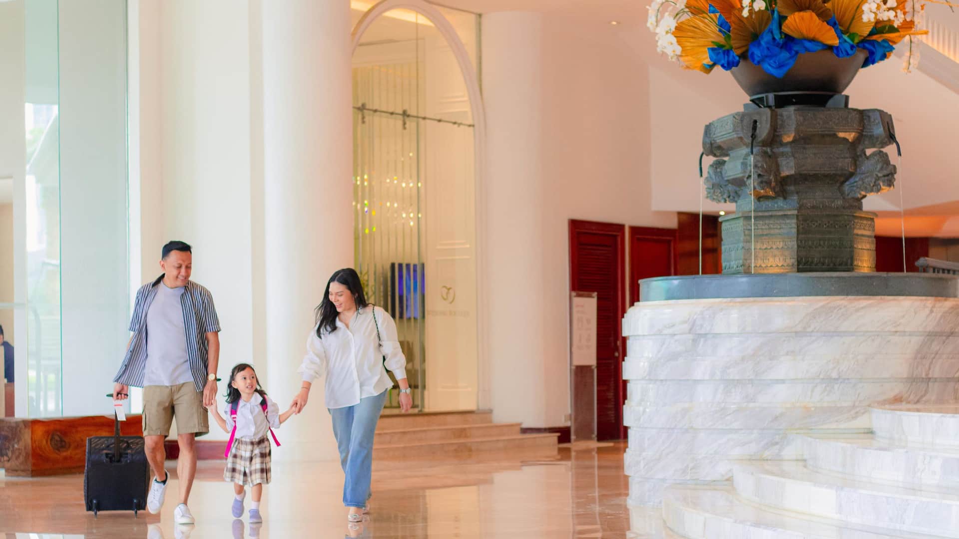 Grand Hyatt Jakarta Family Walking Lobby