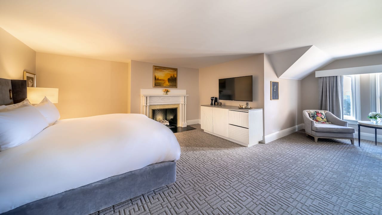 Spring Mansion Guestroom Bed Fireplace Seating