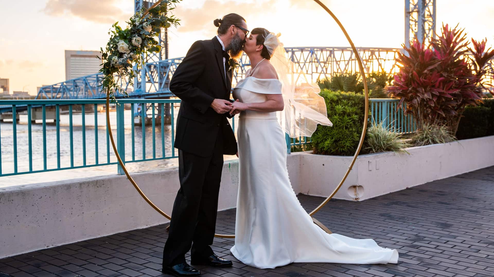 Hyatt Regency Jacksonville Riverfront Jaxrj River Deck Bride Groom Altar Kissing