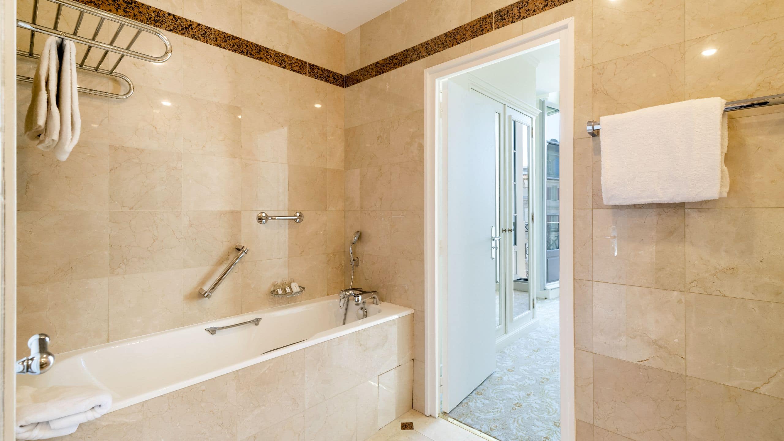 第 7，共 7 Hôtel du Palais Biarritz Classic Room Bathroom Tub
