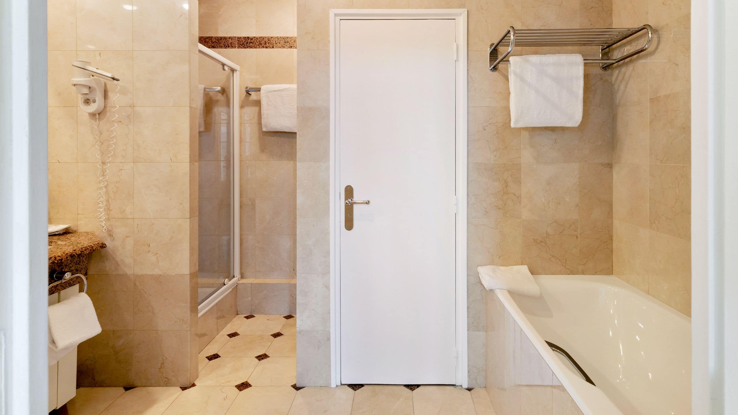 第 6，共 7 Hôtel du Palais Biarritz Classic Room Bathroom Overview