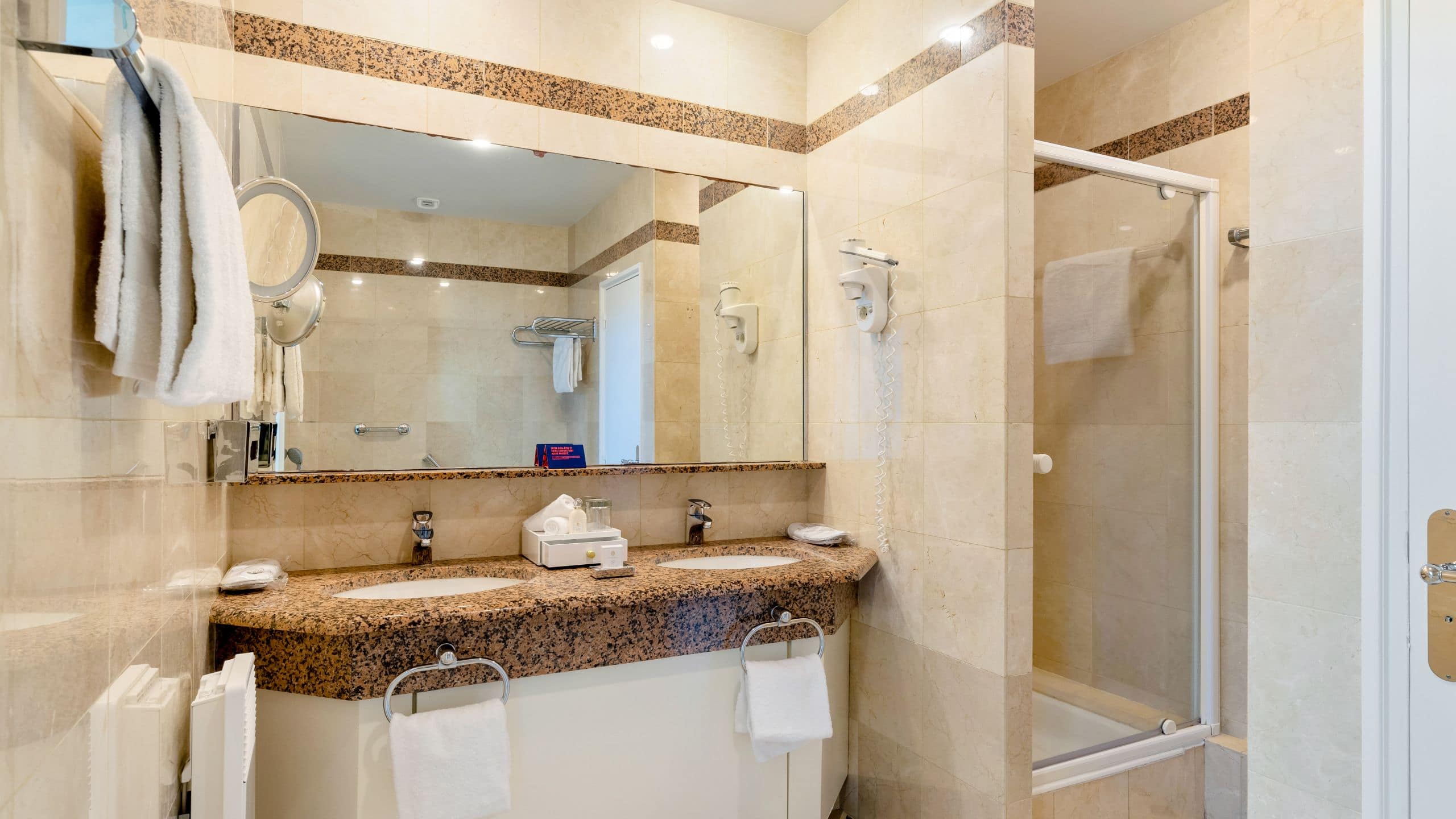 3/7 Hôtel du Palais Biarritz Classic Room Bathroom Vanity