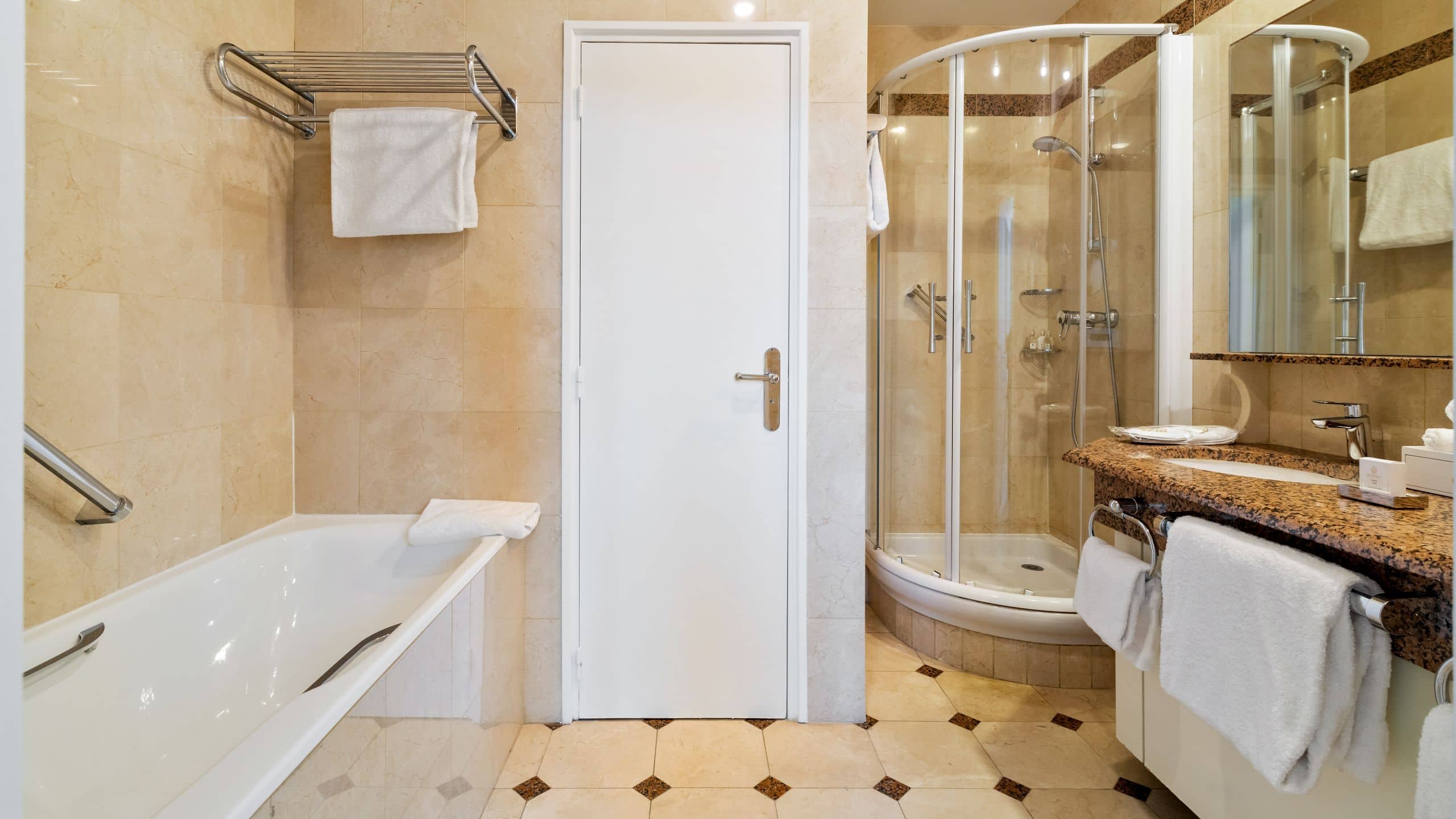 3/6 Hôtel du Palais Biarritz Classic Room Bathroom