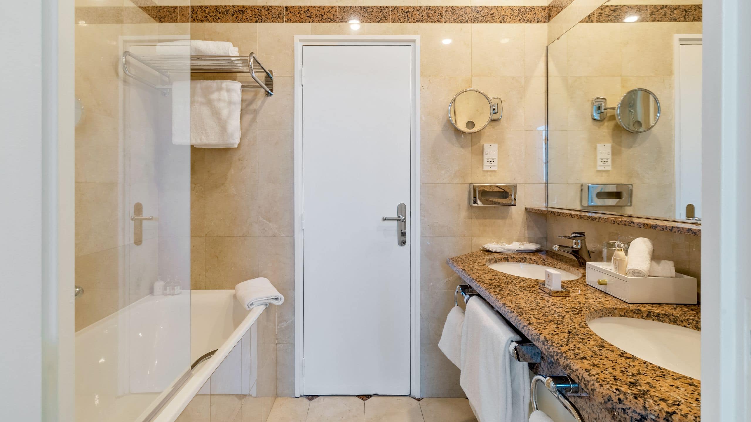 5/6 Hôtel du Palais Biarritz Classic Room Bathroom