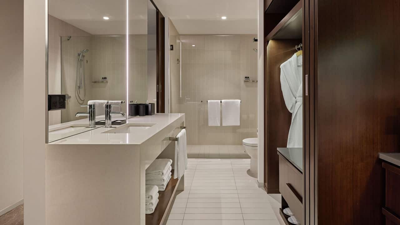 Hyatt Regency Brisbane Guest Bathroom