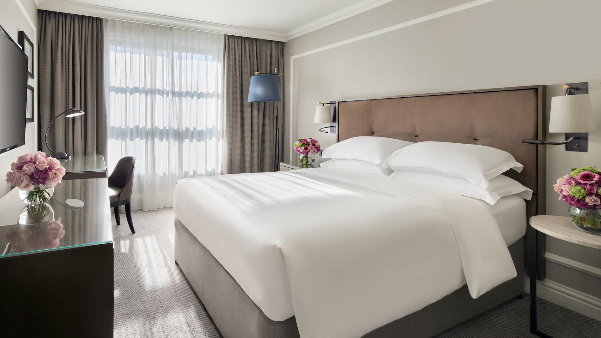 Hyatt Regency London - The Churchill Queen Guestroom Bed