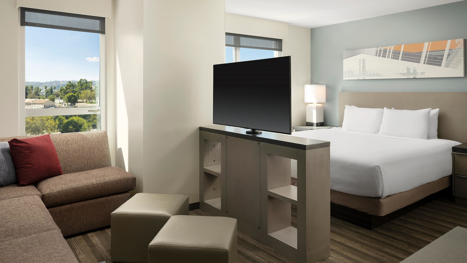 Guestroom King Bed Seating Area