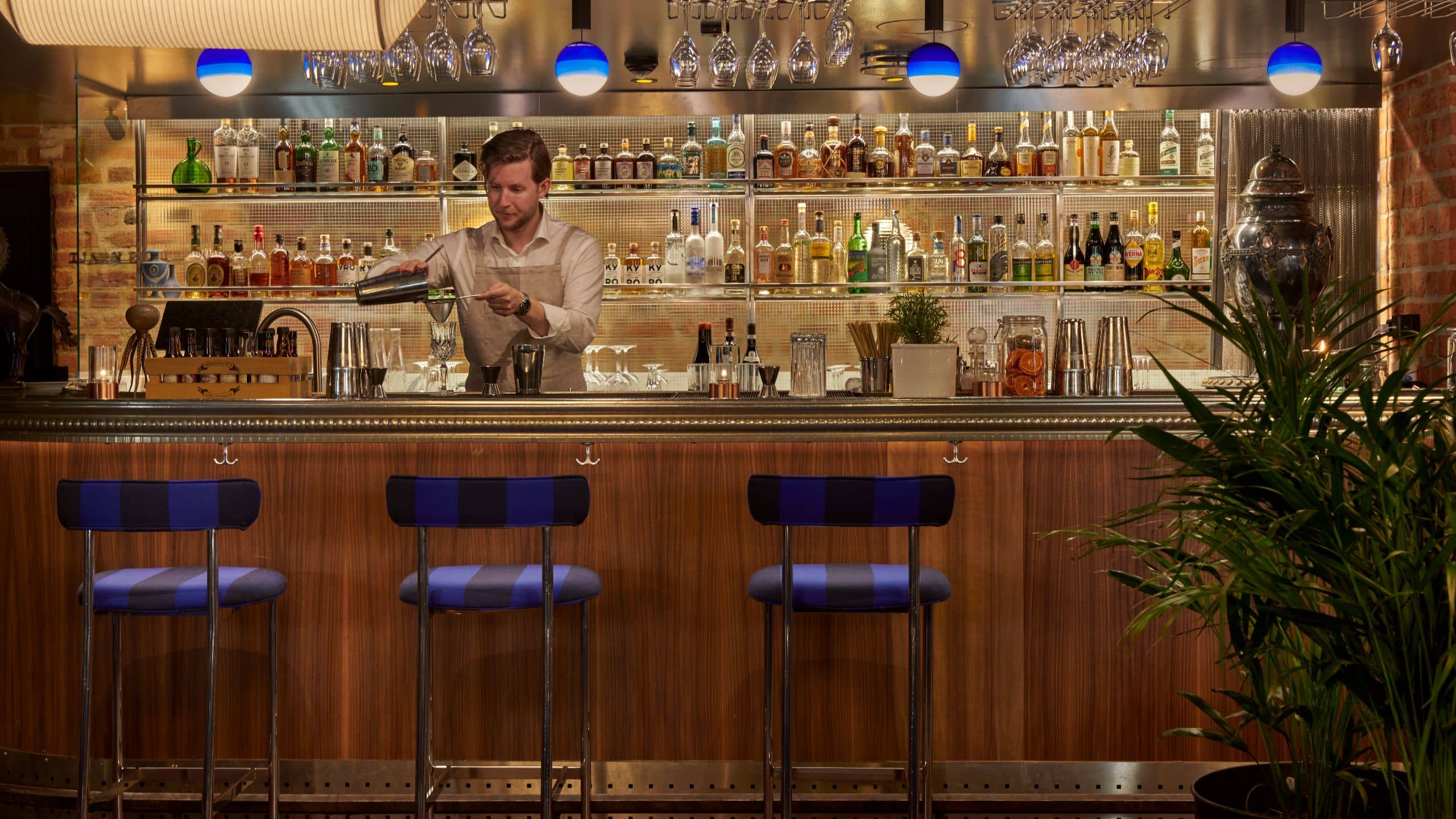 Hôtel Reisen Brahe Bar Counter Front View Bartender
