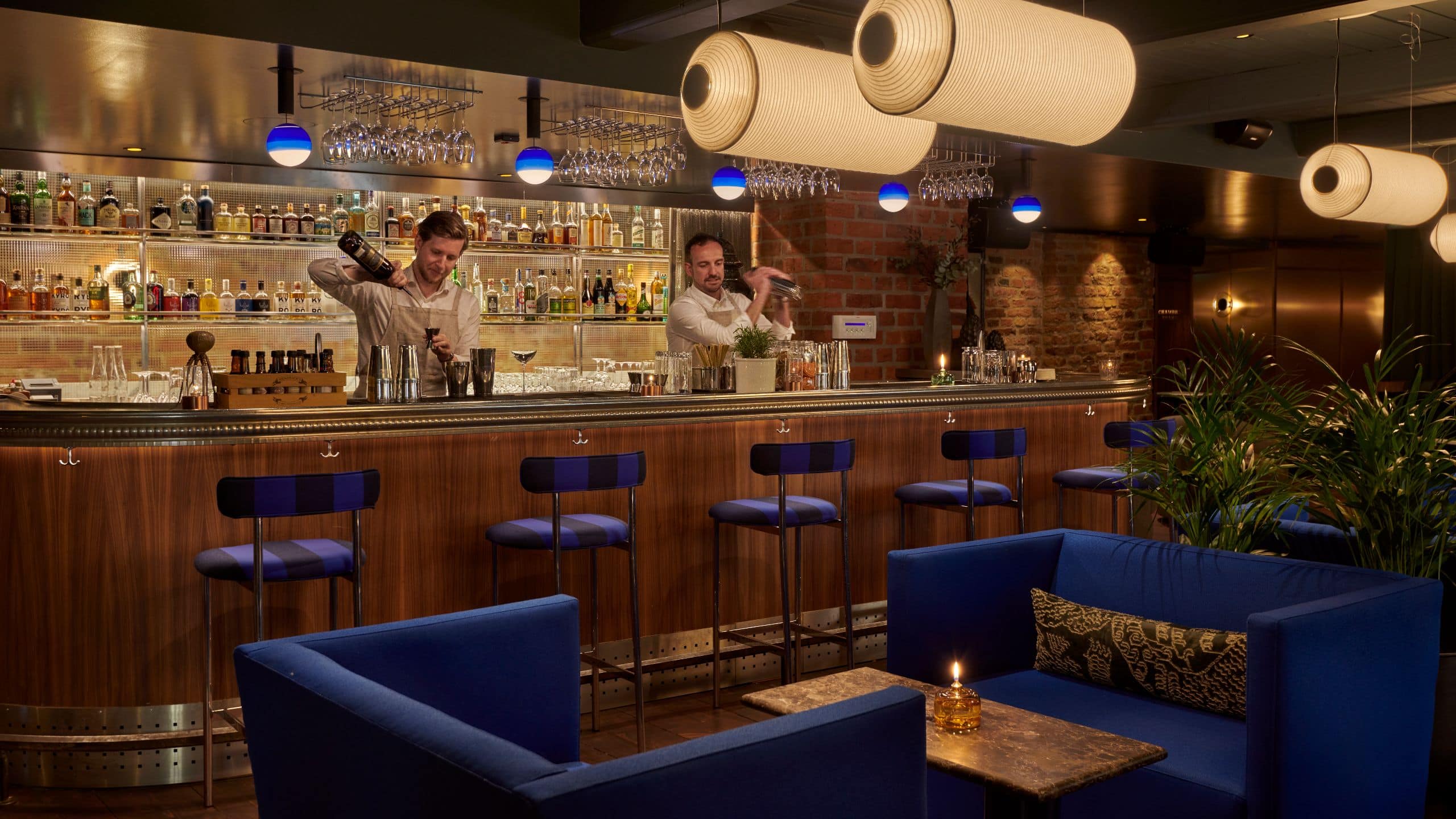 Hôtel Reisen Brahe Bar Armchair Seating Counter Bartenders