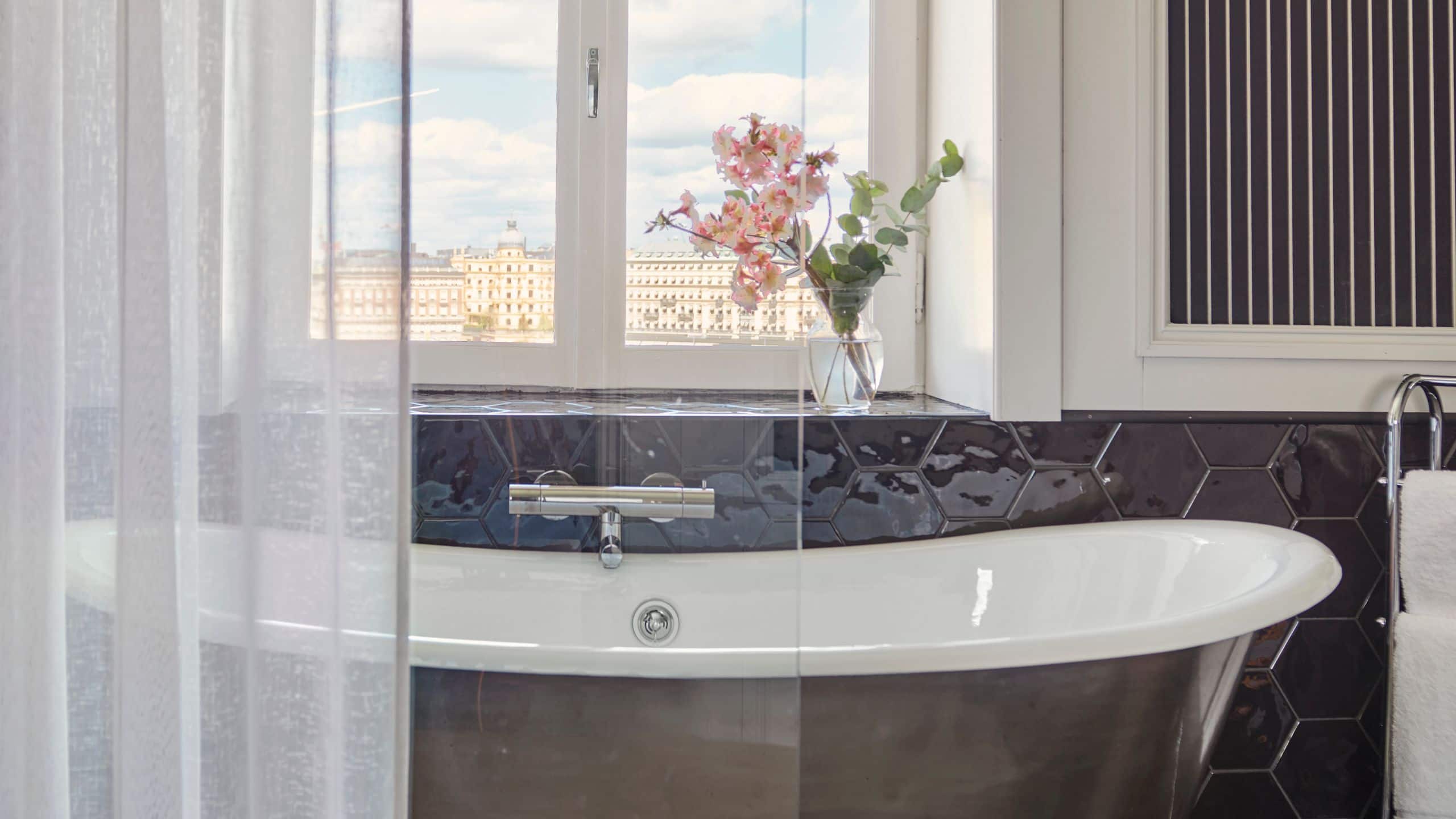 第 2，共 9 Hôtel Reisen Chapman Suite Bathtub