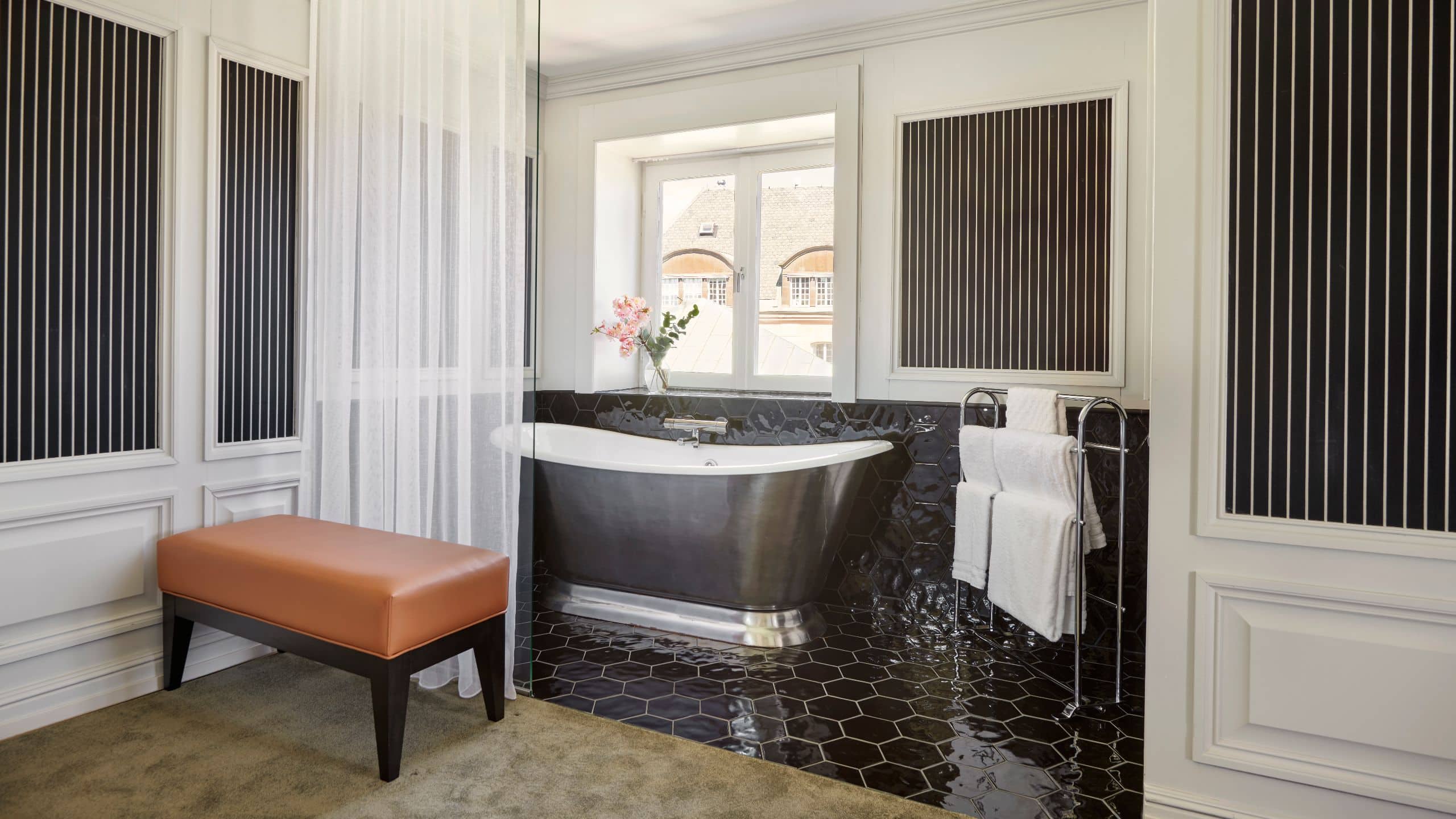 第 5，共 9 Hôtel Reisen Chapman Suite Bathtub Entryway