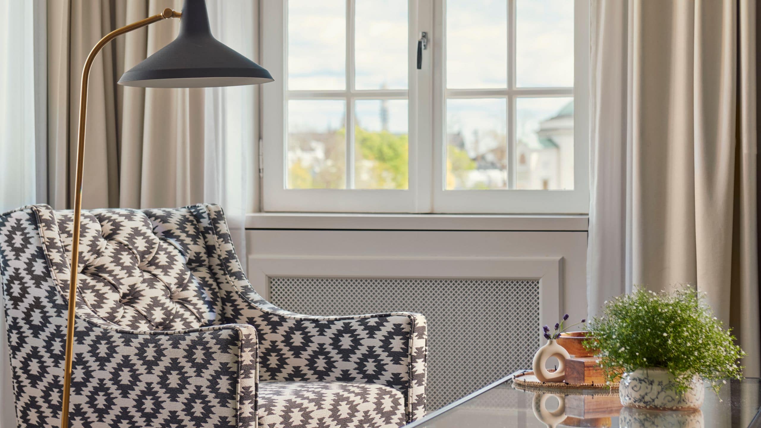 第 4，共 9 Hôtel Reisen Chapman Suite Armchair Lamp