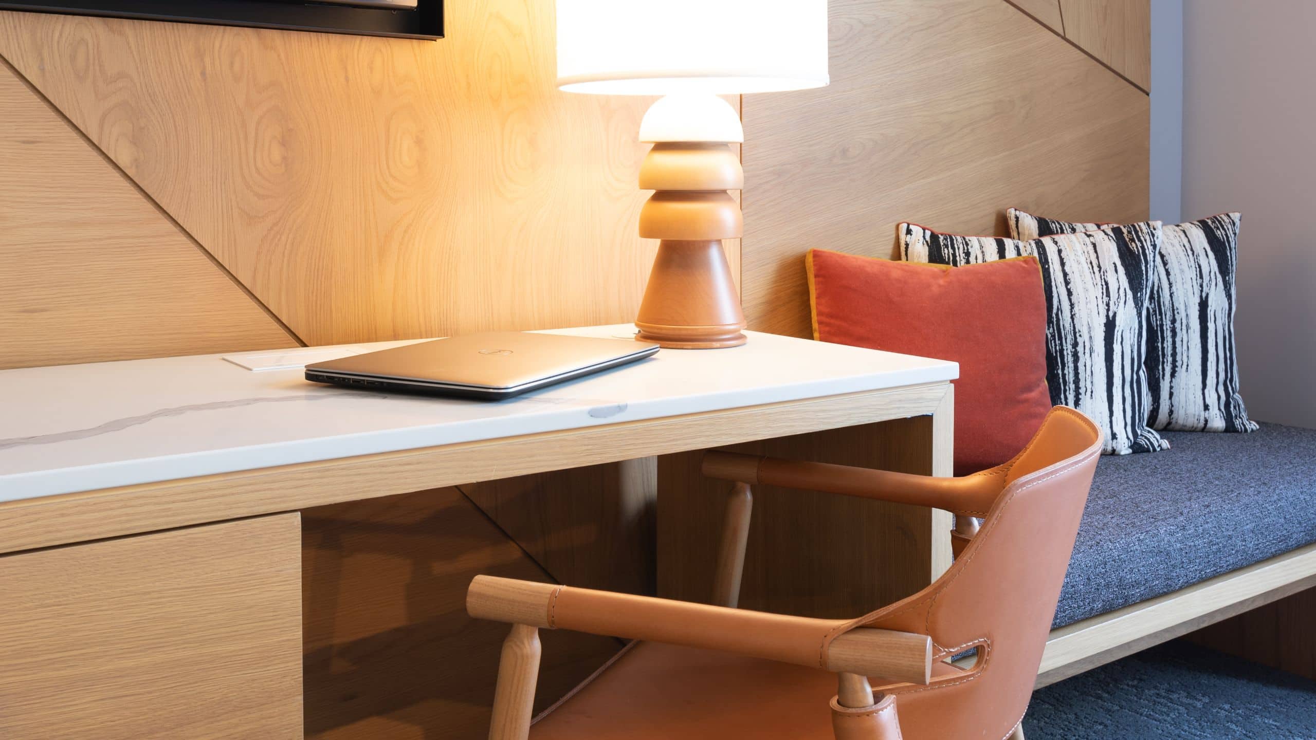 4 von 4 The Shay Guestroom Desk