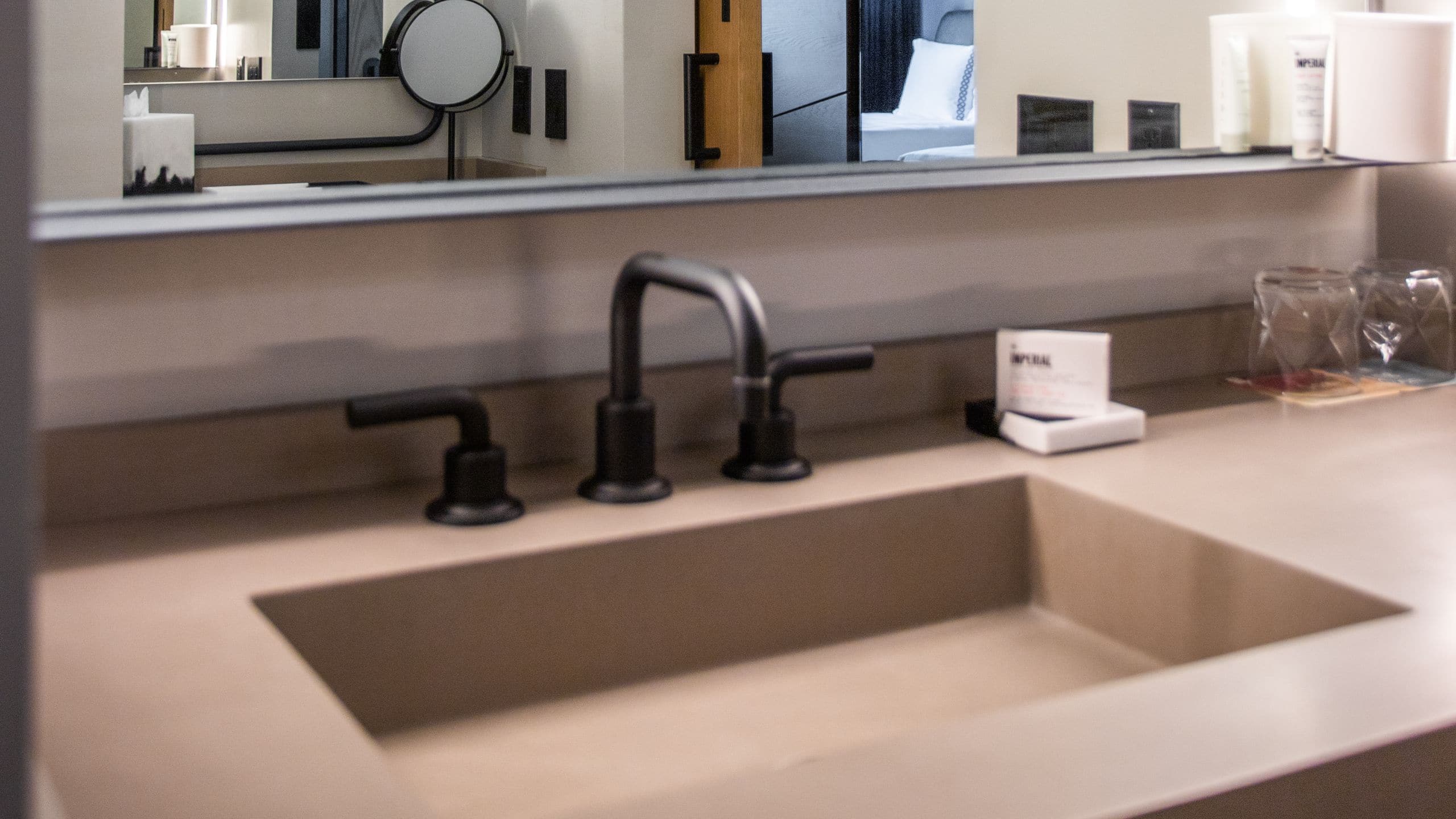 3 von 4 The Shay Two Queen Patio Bathroom Vanity