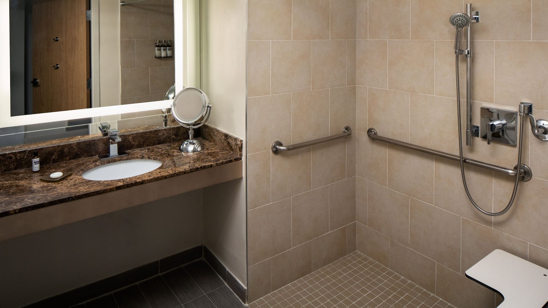 3 von 3 Hyatt Regency Jacksonville Riverfront Ada Bathroom Roll In Shower
