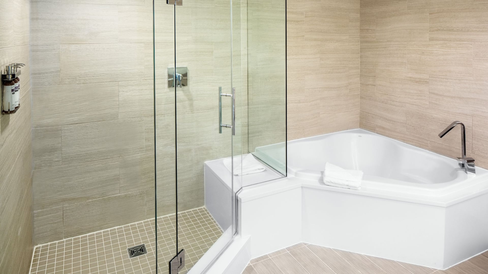 Hyatt Regency Jacksonville Riverfront Presidential Suite Bathroom Shower Tub