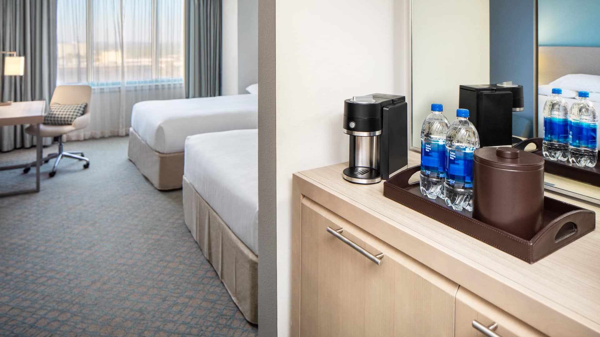 Hyatt Regency Jacksonville Riverfront Queen Guestroom Coffee Nook