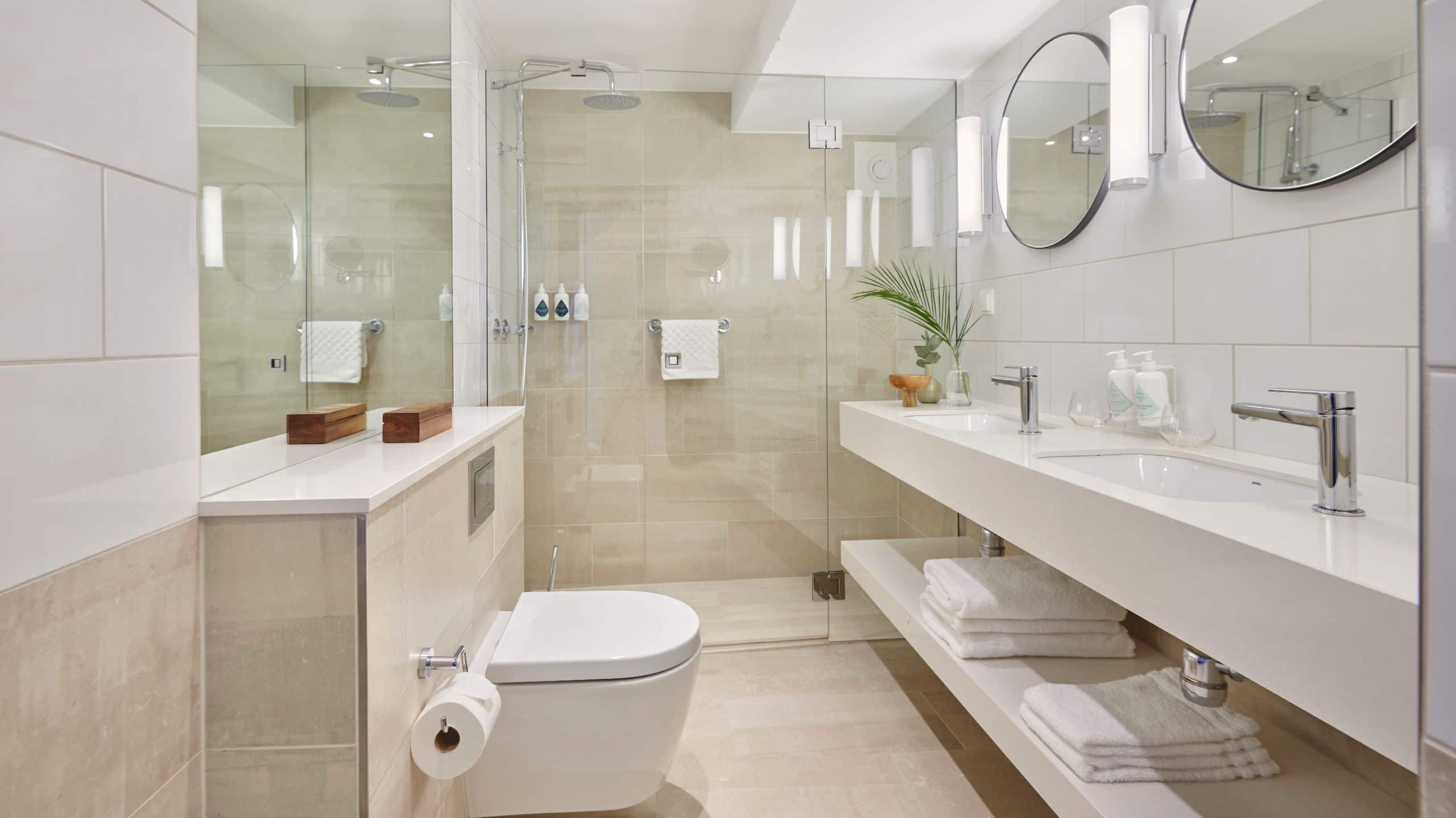 第 6，共 8 Hôtel Reisen King Bed Bathroom Overview