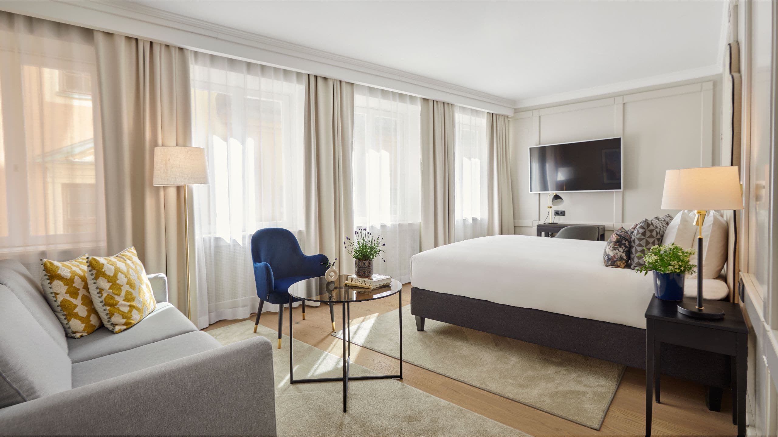 第 3，共 5 Hôtel Reisen Arnub King Sauna Seating Area And Bed Overview