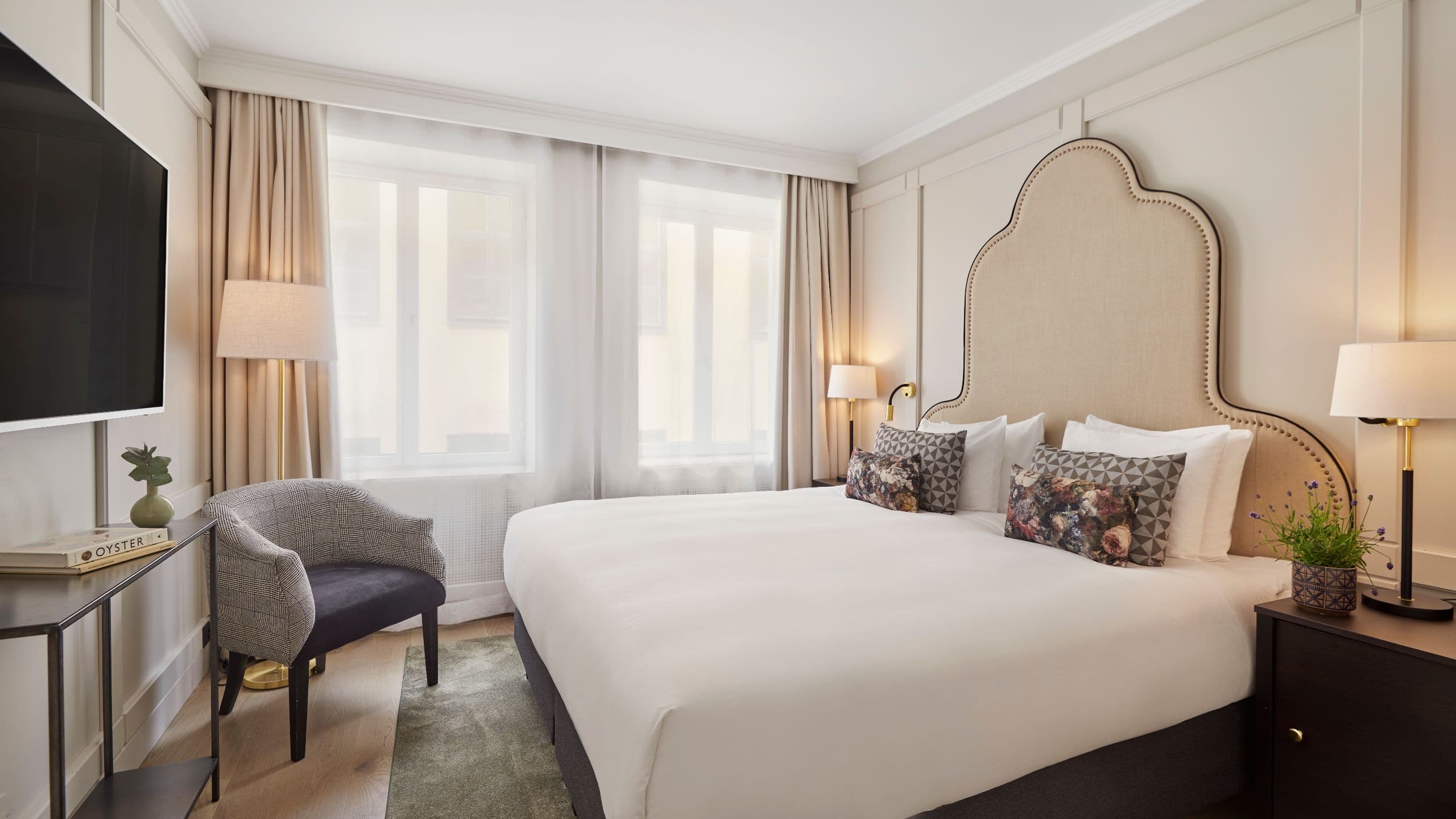 第 1，共 6 Hôtel Reisen Queen Bed Overview