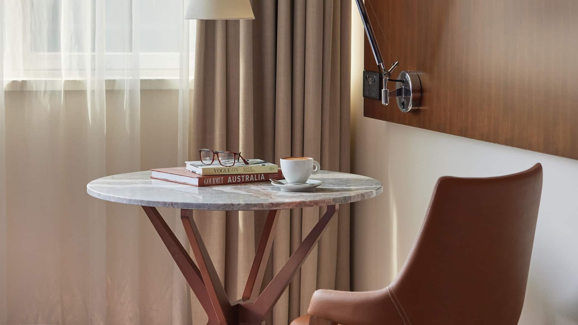 5 de 5 Hyatt Regency Brisbane Guestroom Table