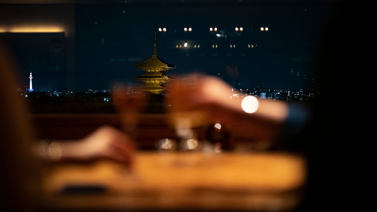 Bar Kohaku Pagoda View Couple