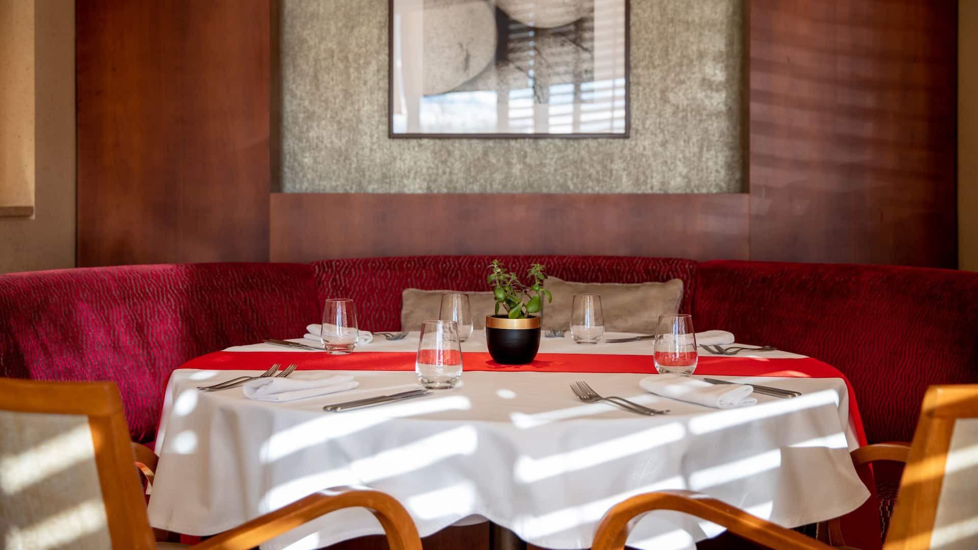 Hyatt Regency Belgrade Metropolitan Dining Table