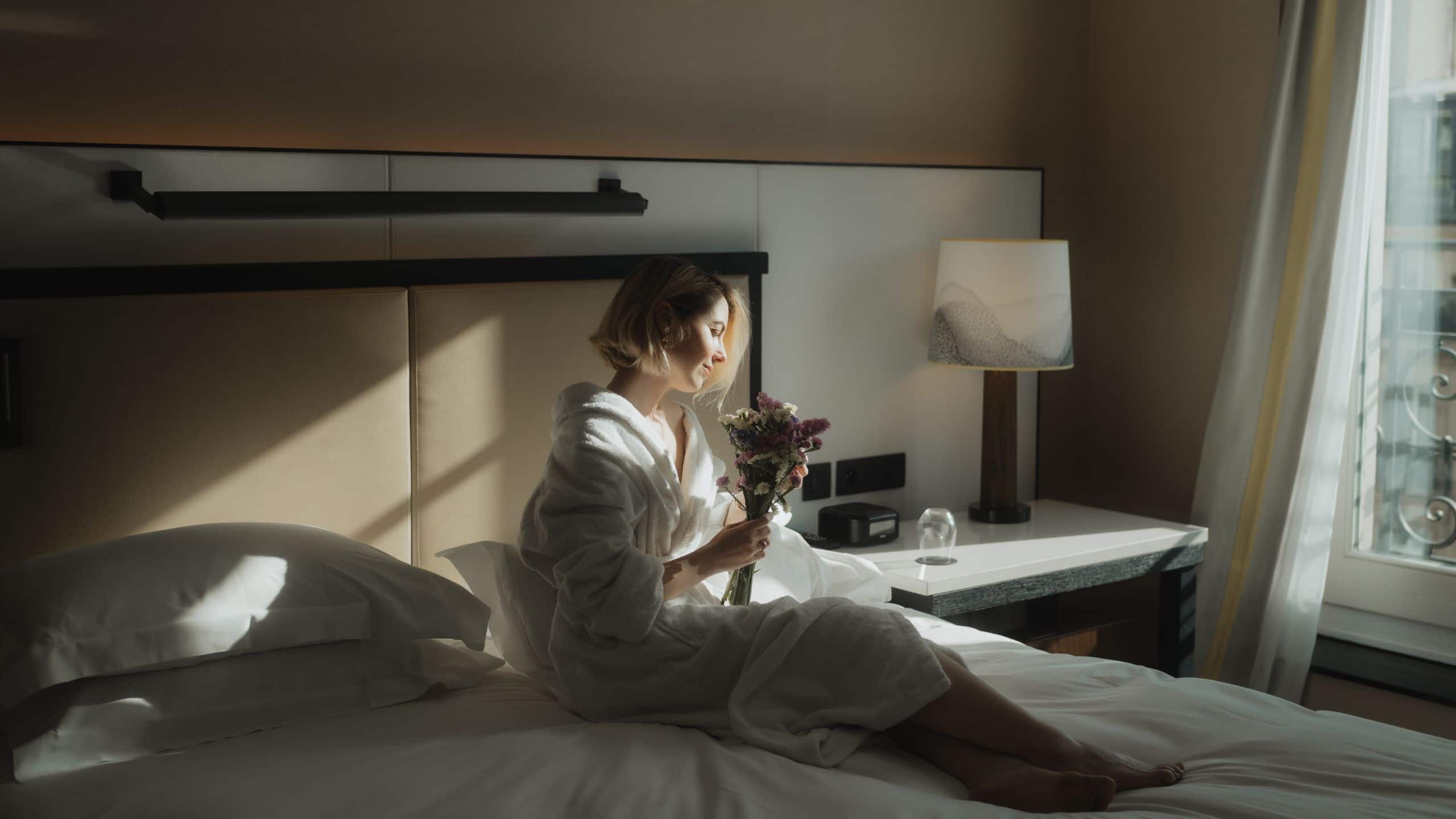 第 3，共 5 Hyatt Paris Madeleine Woman In Bedroom