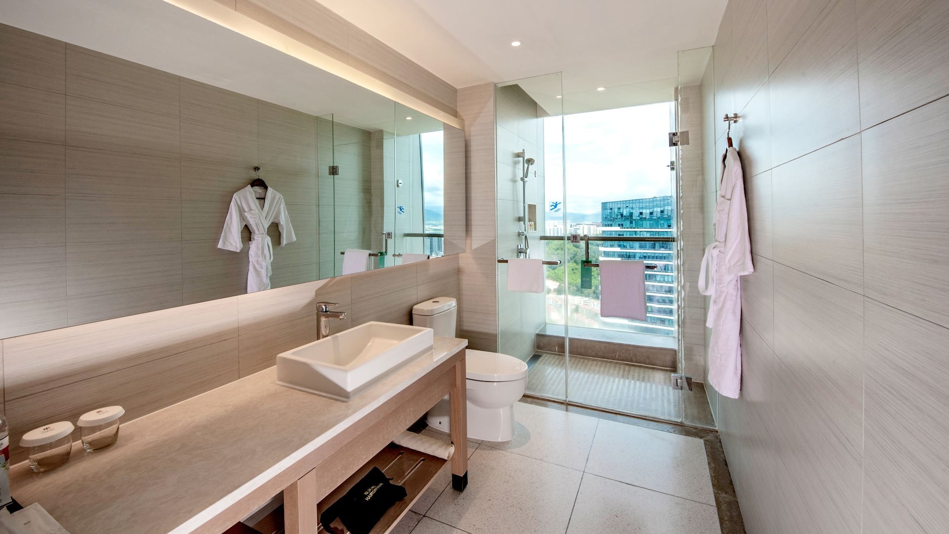 2 de 2 Hyatt Place Sanya City Center Suite Bathroom
