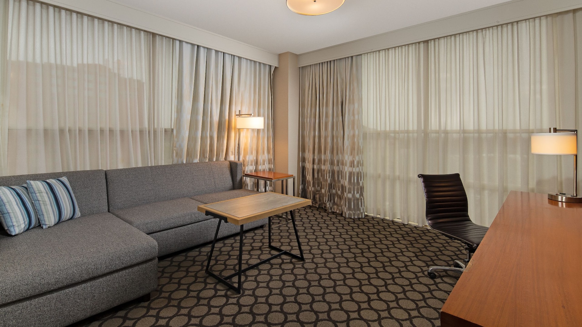3 de 5 Hyatt Regency Orange County One Bedroom Queen Suite Living Area