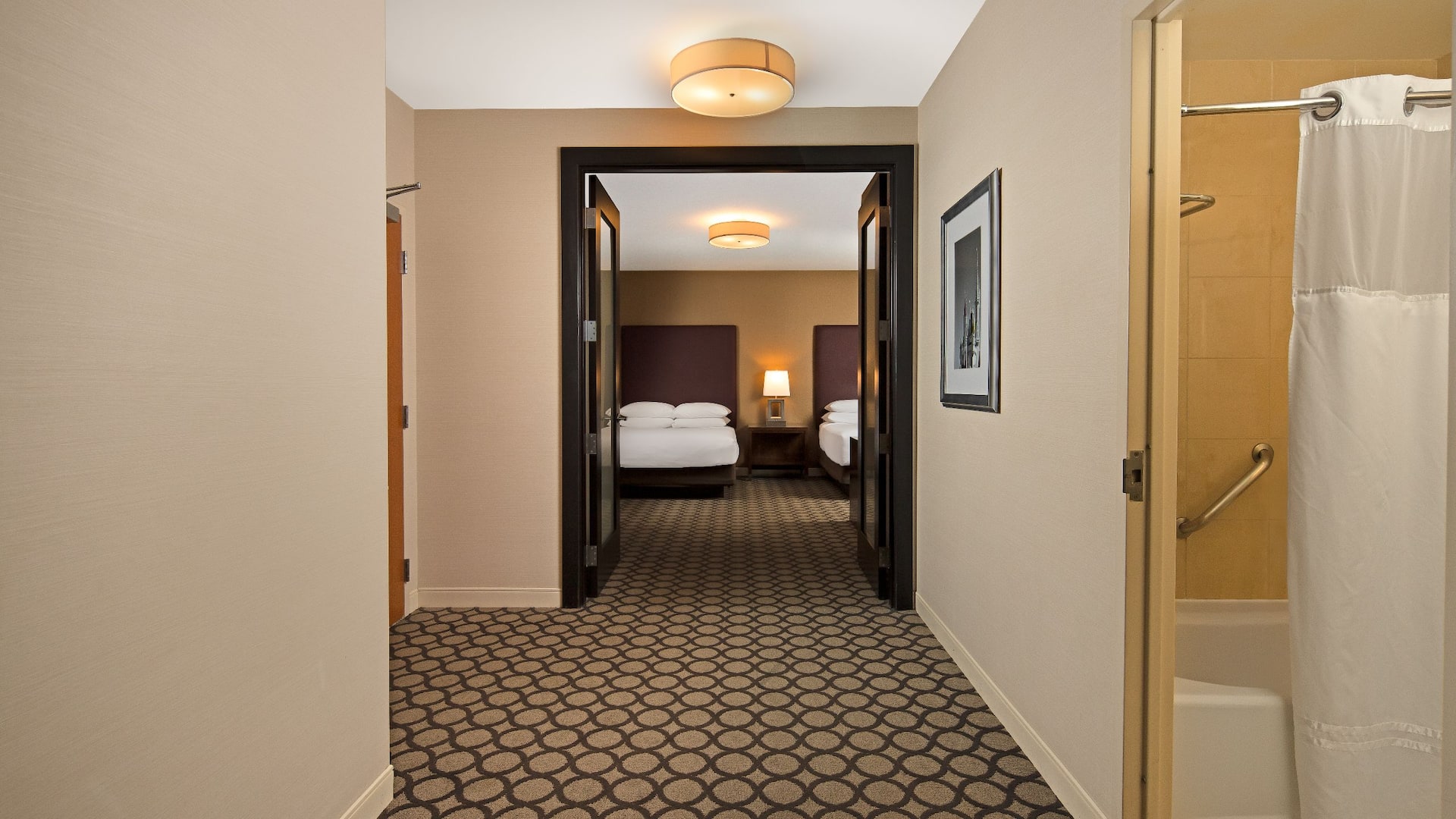 5 de 5 Hyatt Regency Orange County One Queen Bedroom Suite Hallway Bedroom