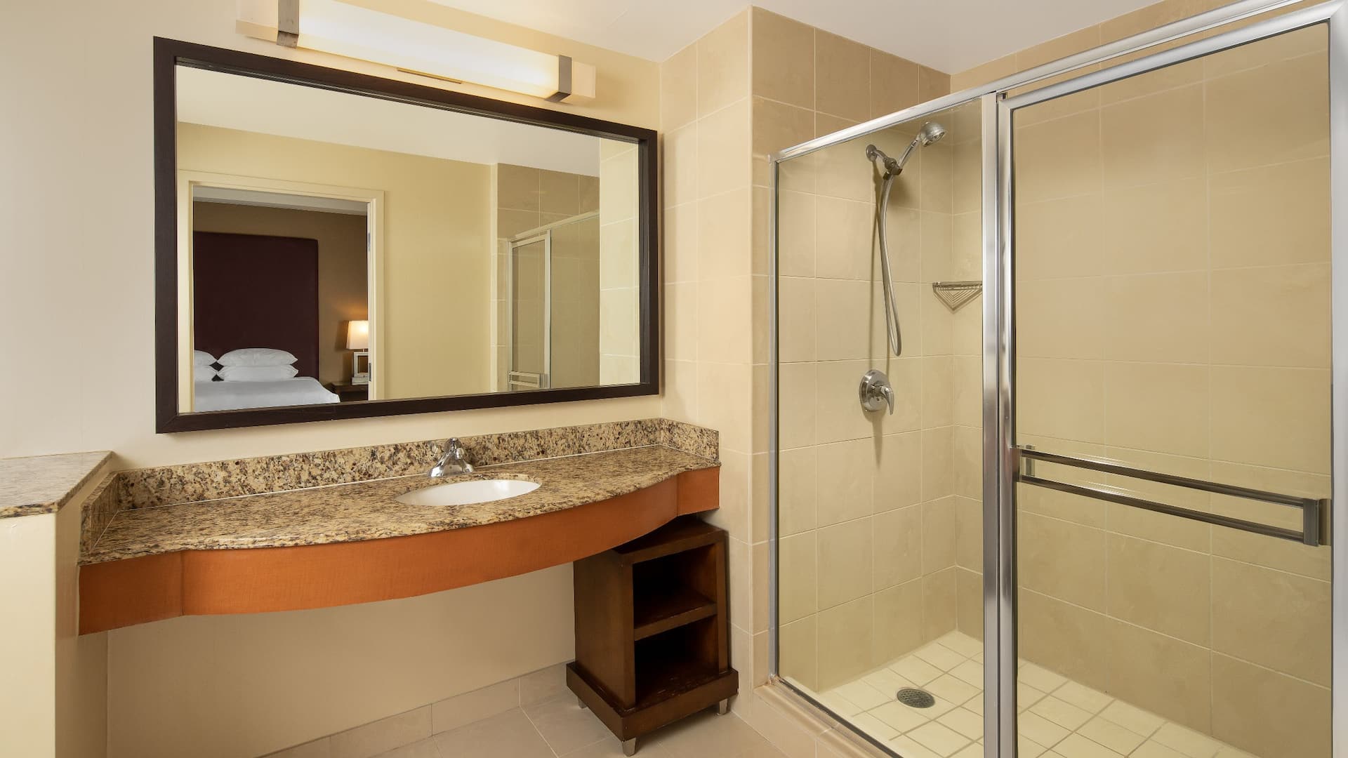 2 de 6 Hyatt Regency Orange County Hospitality Suite Bathroom Bathtub Sink