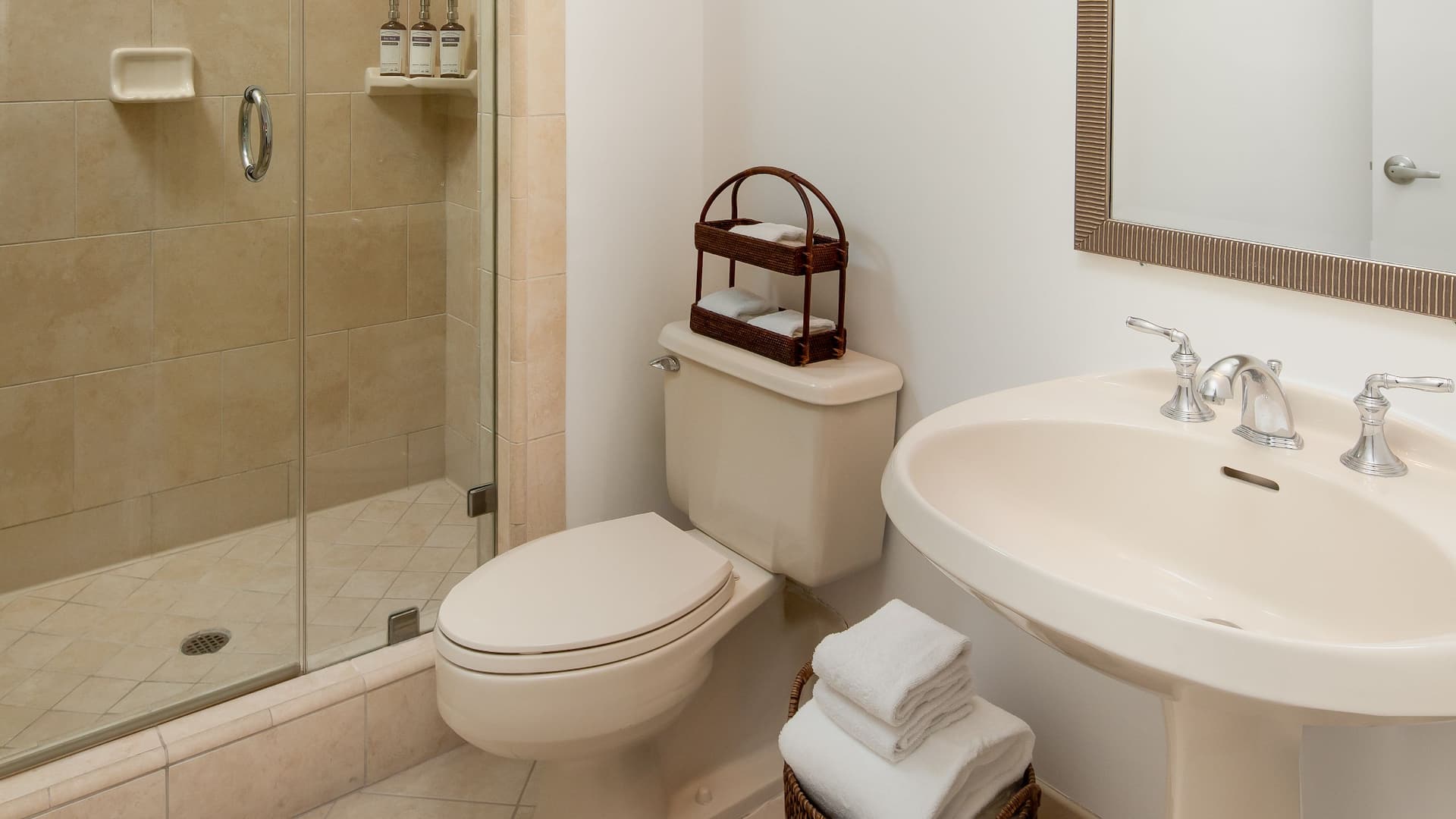 2 de 4 Hyatt Regency Orange County Chairman Suite Bathroom Shower Sink
