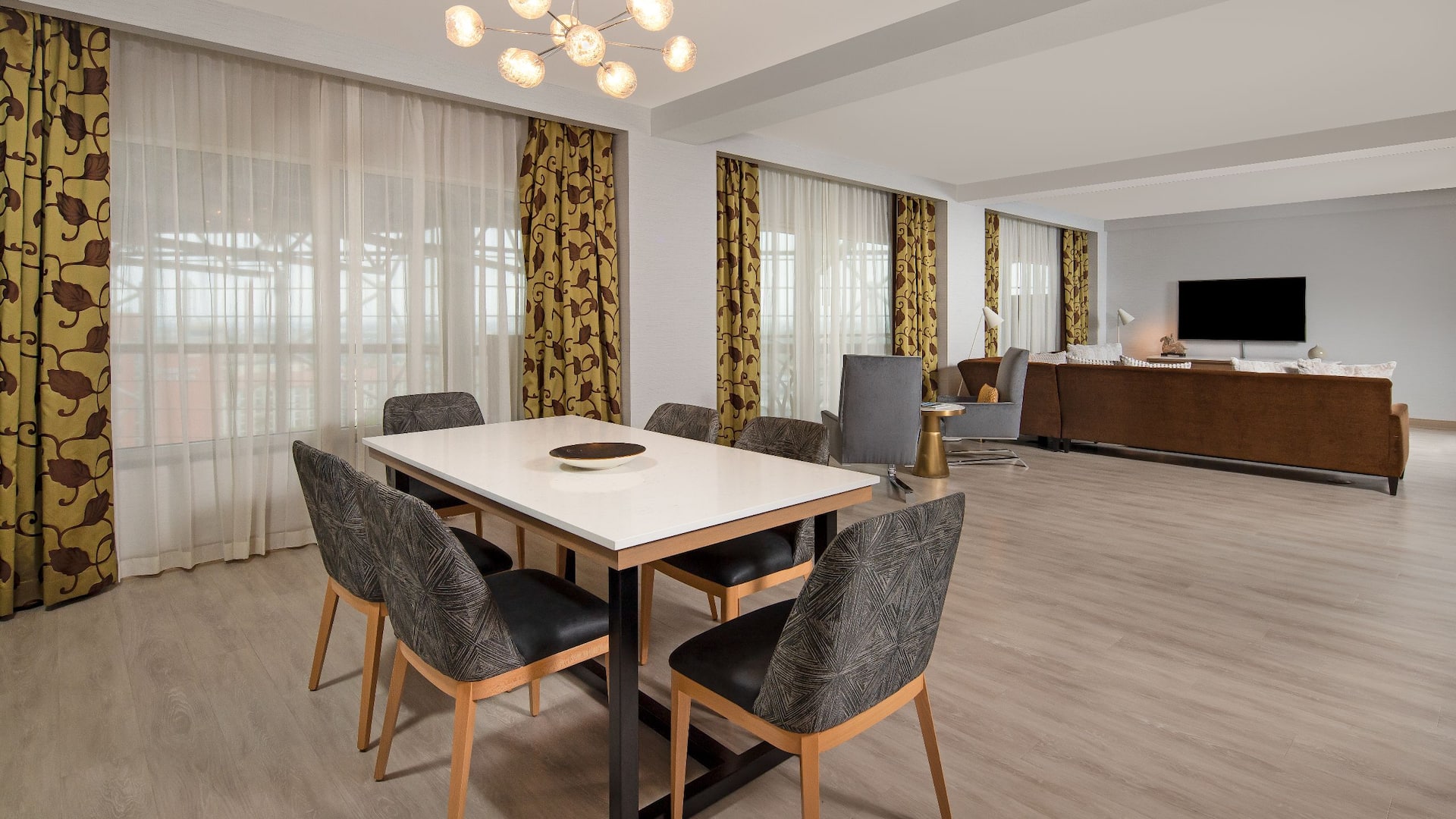 4 de 4 Hyatt Regency Orange County Chairman Suite Dining Room Into Living Room