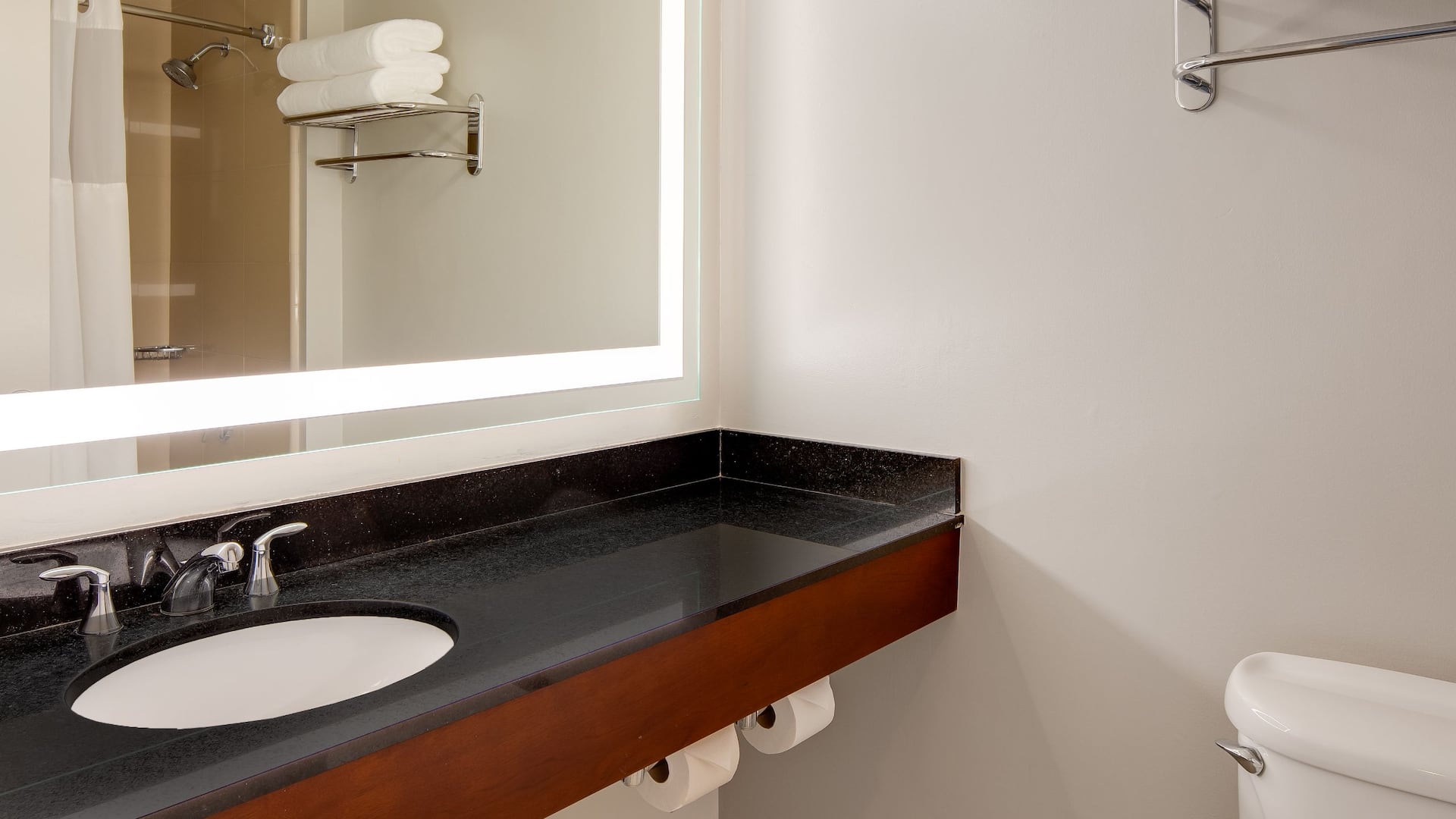 2 de 5 Hyatt Regency Orange County Residential Suite Bathroom Sink Counter