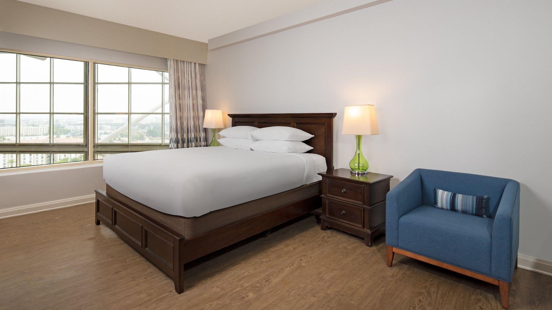 3 de 5 Hyatt Regency Orange County Residential Suite Bed Chair