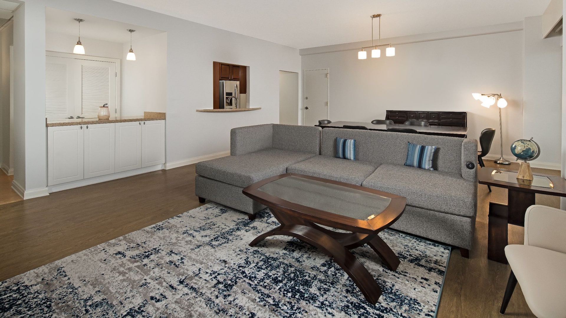 4 de 5 Hyatt Regency Orange County Residential Suite Living Room Area