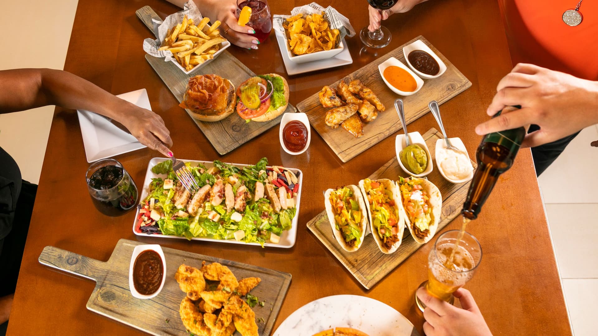 Hyatt Place Bayamón Dining Table Chicken Salad Tacos Hamburger Beer Wine