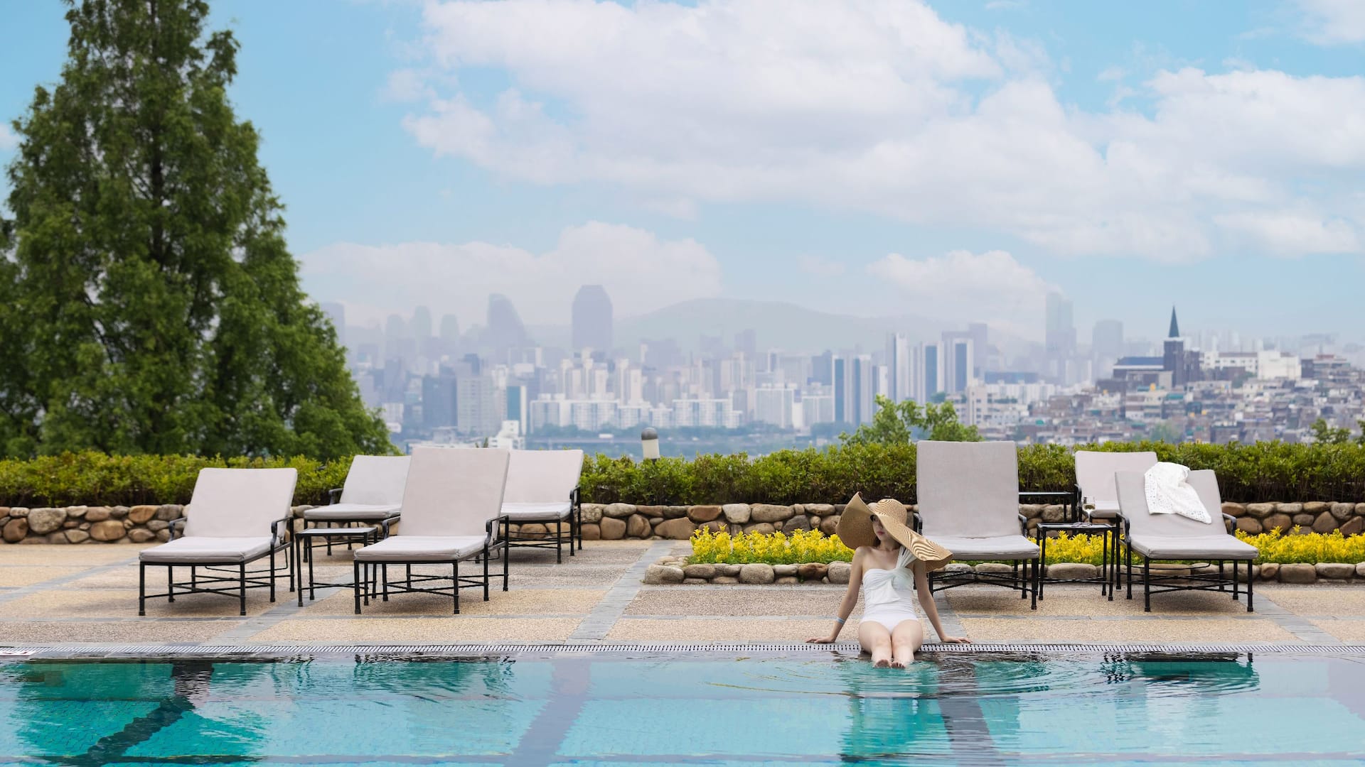 Grand Hyatt Seoul Woman With Hat At The Pool