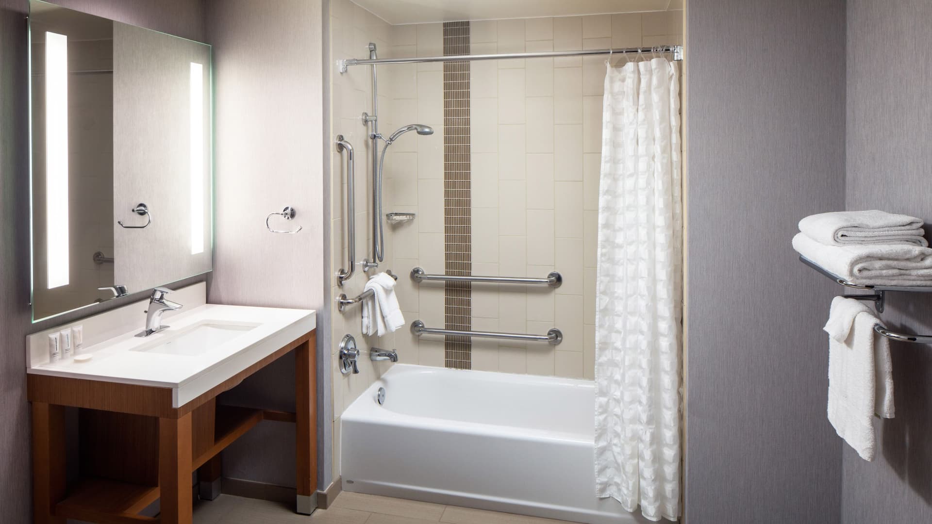 2 of 2 Hyatt Place Nashville Downtown Bnazd Accessible Tub Bars